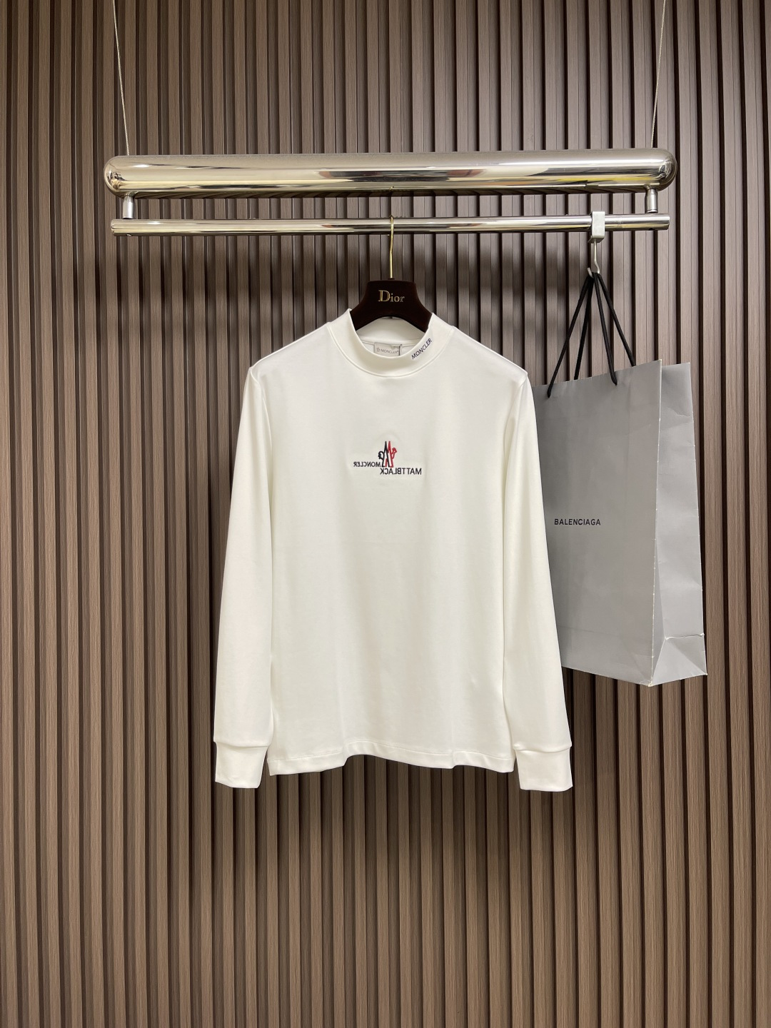 NO:526926,Moncler 2025ss autumn and winter new long-sleeved T-shirt, customized fabrics, customized embroidery logo, excellent comfort and breathability, excellent soft, wrinkle-resistant elasticity and drooping. Whether worn alone or in the inner wear, they are very handsome, pursue luxury, noble and elegant style, create extraordinary men's taste, excellent visual effect, extremely high grade, simple and fashionable, a must-have choice for casual business. Size M-3XL, tees, t-shirt, alexander wang19860909moncler 2025ss秋冬新款长袖T恤,定制面料,定制刺绣logo,舒适性与透气性兼优,柔软抗皱弹性和垂性极佳,无论是单穿或是内搭都是帅气十足,追求奢华高贵优雅风范,打造不凡男士品味,视觉效果非常赞,档次极高,简约时尚,休闲商务必备之选.尺码M-3XL,,tees，t-shirt,alexander wang,Men's clothing