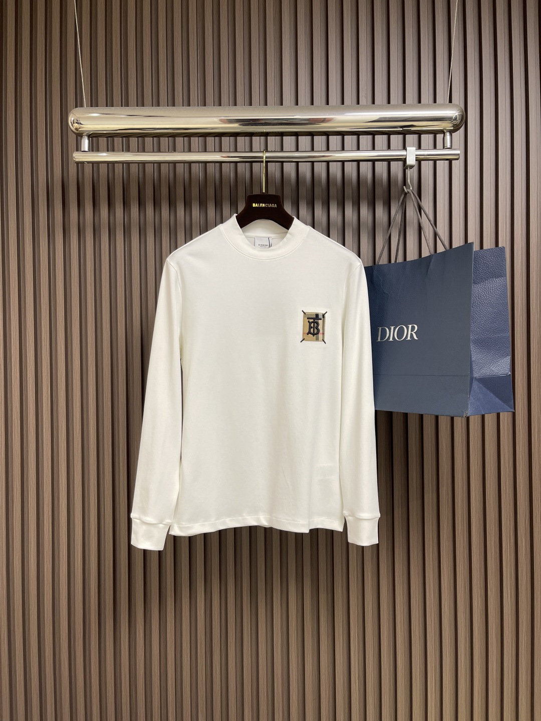 NO:525772,Burberry 2025s early autumn new long-sleeved T-shirt, basic style recommended!  A versatile God of War!  Classic graphic three-dimensional embroidery design on the chest.  Three-dimensional matching of letter logo.  Excellent texture and breathable.  It's unforgettable!  Customized high-quality 40 300g pure cotton fabric.  Comfortable and soft ~ a must-have item for single outfits!  Size M-3XL, Burberry, Tees, t-shirt, alexander wang19860909Burberry 2025s早秋新款长袖T恤,基础款推荐！百搭战神！胸前B家经典图形立体绣花设计．字母logo立体搭配．质感极好舒适又透气．让人过目难忘！订制优质40支300g纯棉面料．舒适柔软～单穿搭配必备单品！尺码M-3XL,,burberry,tees，t-shirt,alexander wang,Men's clothing