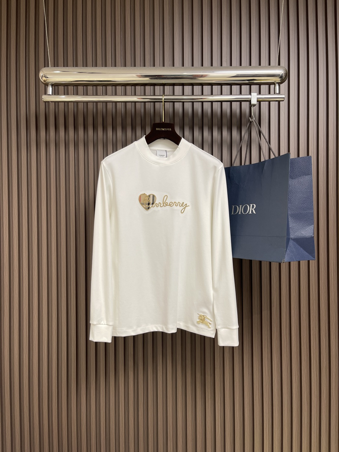 NO:525769,Burberry 2025s early autumn new long-sleeved T-shirt, basic style recommended!  A versatile God of War!  Classic plaid love graphic three-dimensional embroidery design on the chest.  Three-dimensional matching of letter logo.  Excellent texture and breathable.  It's unforgettable!  Customized high-quality 40 300g pure cotton fabric.  Comfortable and soft ~ a must-have item for single outfits!  Size M-3XL, Burberry, Tees, t-shirt, alexander wang19860909Burberry 2025s早秋新款长袖T恤,基础款推荐！百搭战神！胸前B家经典格纹爱心图形立体绣花设计．字母logo立体搭配．质感极好舒适又透气．让人过目难忘！订制优质40支300g纯棉面料．舒适柔软～单穿搭配必备单品！尺码M-3XL,,burberry,tees，t-shirt,alexander wang,Men's clothing