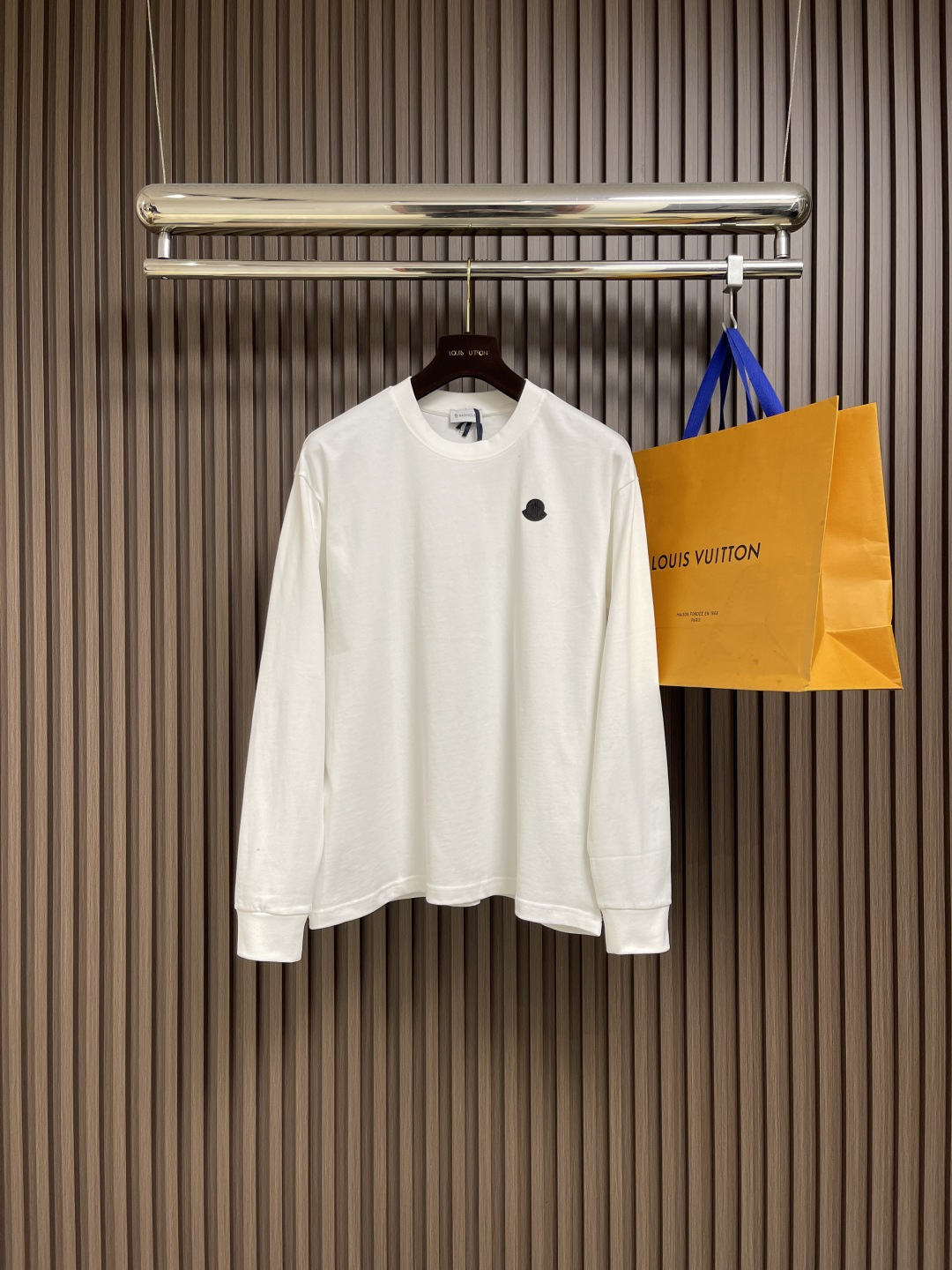 NO:525777,Moncler 2025FW new brand letter logo cotton versatile casual round neck long-sleeved T-shirt, fashionable and versatile, upright and stylish, not picky, can be perfectly controlled at any age, customized Tensile soft cotton fabric. Size S-3XL Size bust 53 Shoulder width 49.5 Sleeve length 67 Sleeve length 60 M Size bust 55 Shoulder width 51 Sleeve length 69 Sleeve length 61 L Sleeve length 57 Shoulder width 52.5 Sleeve length 71 Sleeve length 62 XL Size bust 59 Shoulder width 54 Sleeve length 73 Sleeve length 63 2XL Size bust 61 Shoulder width 55.5 Sleeve length 75 Sleeve length 64 3XL Size bust 63 Shoulder width 57 Sleeve length 77 Sleeve length 65,,tees,t-shirt,alexander wang19860909Moncler 2025FW新款品牌字母徽标棉质百搭休闲圆领长袖T恤,时尚百搭、上身挺拔有型,不挑人穿、任何年龄段都可完美驾驭,定制天丝柔棉面料.尺码S-3XL S码胸围53 肩宽49.5 衣长67袖长60 M码胸围55 肩宽51 衣长69袖长61 L码 胸围57 肩宽52.5 衣长71 袖长62 XL码 胸围59 肩宽54 衣长73袖长63 2XL码 胸围61 肩宽55.5 衣长75袖长64 3XL码 胸围63 肩宽57 衣长77袖长65,,tees，t-shirt,alexander wang,Men's clothing