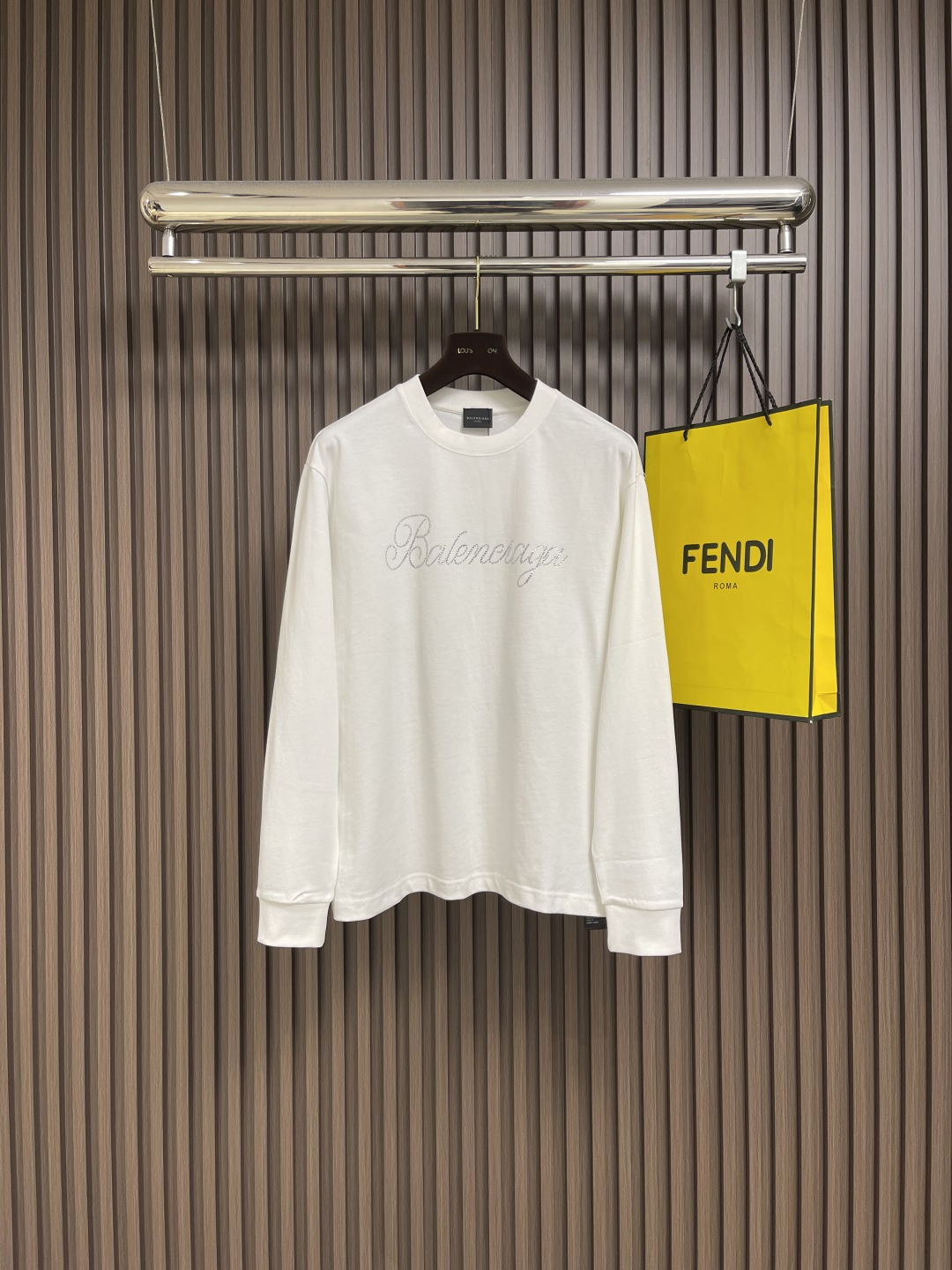 NO:526954,Balenciaga 2025ss early autumn new style hot diamond logo round neck short-sleeved T-shirt flashing series summer new product couples hot diamond long sleeve embroidery and shining diamond chic, full of high-end feel. Rhinestones are flashing brilliantly in the sun, and the details are restored, very recognizable. Size S-3XL Size bust 53 Shoulder width 49.5 Sleeve length 67 Sleeve length 60 M Size bust 55 Shoulder width 51 Sleeve length 69 Sleeve length 61 L Sleeve length 57 Shoulder width 52.5 Sleeve length 71 Sleeve length 62 XL Size bust 59 Shoulder width 54 Sleeve length 73 Sleeve length 63 2XL Size bust 61 Shoulder width 55.5 Sleeve length 75 Sleeve length 64 3XL Size bust 63 Shoulder width 57  Clothes length 77 sleeves 65, balenciaga, T-shirt,tees, t-shirt,alexander wang19860909Balenciaga 2025ss早秋新款 烫钻logo圆领短袖T恤 闪烁系列夏季新品情侣款烫钻长袖绣花和闪耀满钻的别致辉映,满满的高级感 水钻不管是阳光下都是暴闪的超赞 细节还原,非常具有辨识度.尺码S-3XL S码胸围53 肩宽49.5 衣长67袖长60 M码胸围55 肩宽51 衣长69袖长61 L码 胸围57 肩宽52.5 衣长71 袖长62 XL码 胸围59 肩宽54 衣长73袖长63 2XL码 胸围61 肩宽55.5 衣长75袖长64 3XL码 胸围63 肩宽57 衣长77袖长65,,balenciaga,T-shirt,tees，t-shirt,alexander wang,Men's clothing