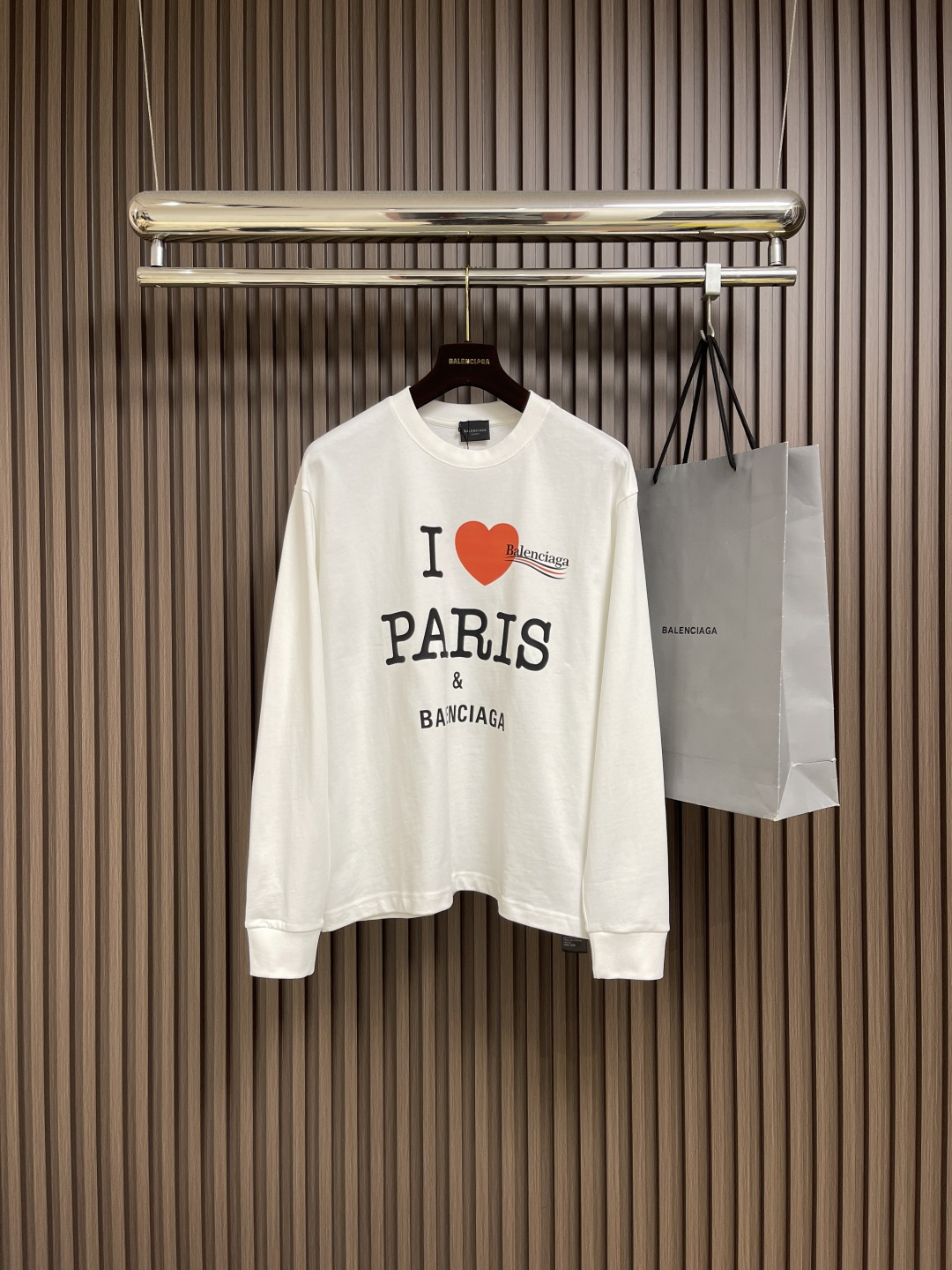 NO:526952,Balenciaga printed round neck terry long sleeve T-shirt, 400 grams of terry high gram weight 100% pure cotton, pre-shrink 1x1 double yarn washing in advance, same style for men and women. Size S-3XL Size bust 53 Shoulder width 49.5 Sleeve length 67 Sleeve length 60 M Size bust 55 Shoulder width 51 Sleeve length 69 Sleeve length 61 L Sleeve length 57 Shoulder width 52.5 Sleeve length 71 Sleeve length 62 XL Size bust 59 Shoulder width 54 Sleeve length 73 Sleeve length 63 2XL Size bust 61 Shoulder width 55.5 Sleeve length 75 Sleeve length 64 3XL Size bust 63 Shoulder width 57 Sleeve length 77 Sleeve length 65,,balenciaga,balenciaga,tees,t-shirt,alexander wang19860909Balenciaga 巴黎世家印花圆领毛圈长袖T恤,对版面料400克毛圈高克重百分百纯棉,提前做过预缩水1x1双纱洗, 男女同款.尺码S-3XL S码胸围53 肩宽49.5 衣长67袖长60 M码胸围55 肩宽51 衣长69袖长61 L码 胸围57 肩宽52.5 衣长71 袖长62 XL码 胸围59 肩宽54 衣长73袖长63 2XL码 胸围61 肩宽55.5 衣长75袖长64 3XL码 胸围63 肩宽57 衣长77袖长65,,balenciaga,balenciaga,tees，t-shirt,alexander wang,Men's clothing