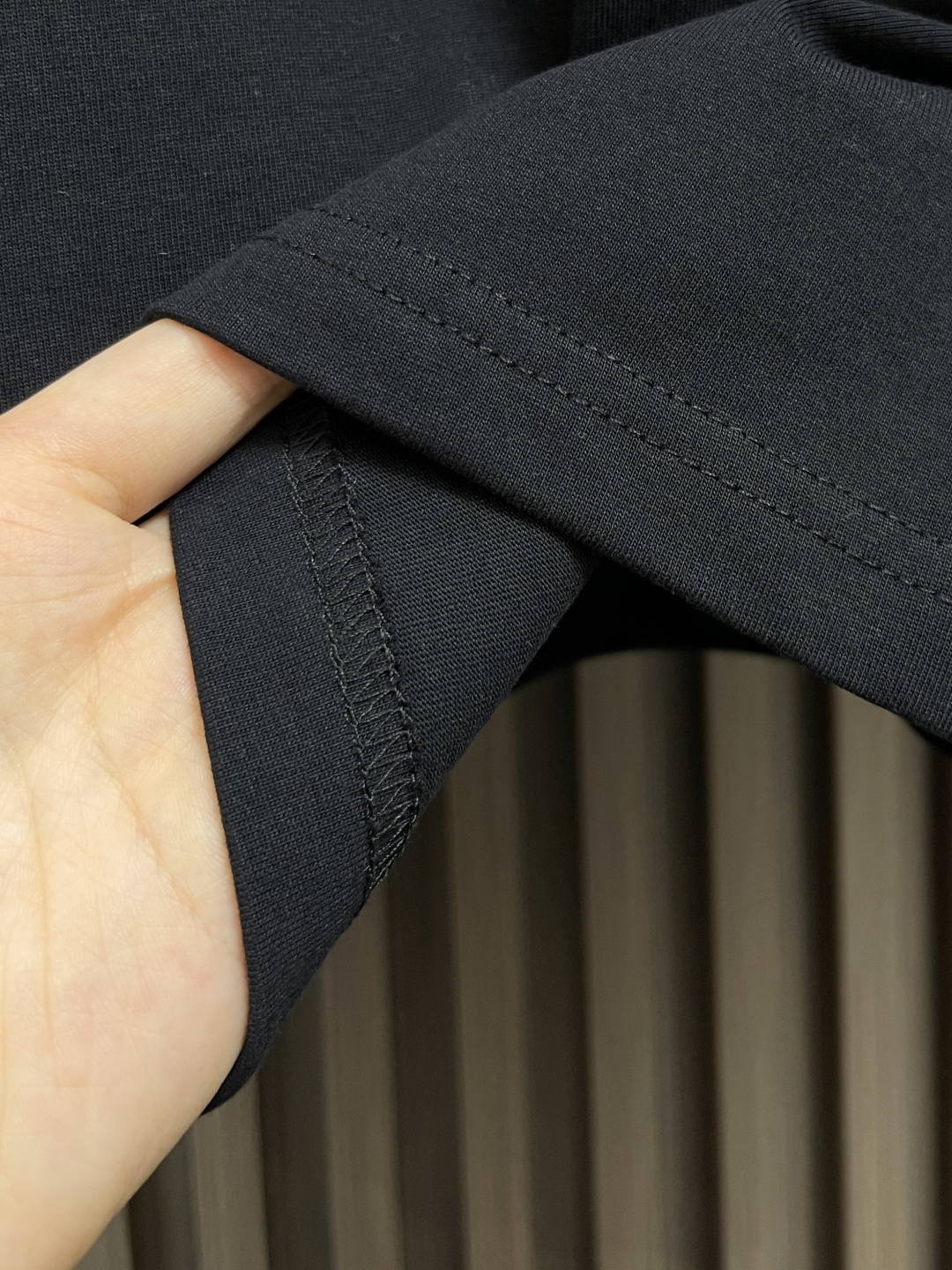 🛒🛒JIL SANDER 字母logo仔章长袖T恤，德国设计师品牌 由于节俭的美学和简洁的线条而闻名。极