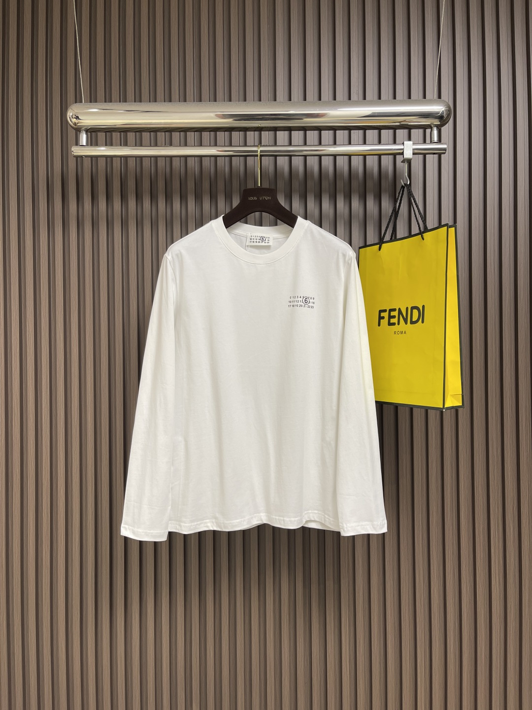 NO:525789,Martin Margiela MM6 long-sleeved T-shirt, selected 270g double yarn tightly spun plain fabric, perfect knot of texture and comfort, breathability and comfort, wear resistance and texture coexist. Every time you wear it, it is a gentle care for the skin. Size S-3XL S size bust 100 Shoulder width 44 Sleeve length 68 Sleeve length 62 M Size bust 104 Shoulder width 45.5 Sleeve length 70 Sleeve length 63 L Size bust 108 Shoulder width 47 Sleeve length 72 Sleeve length 64 XL size bust 112 Shoulder width 48.5 Sleeve length 74 Sleeve length 65 2XL size bust 116 Shoulder width 50 Sleeve length 76 Sleeve length 66 3XL size bust 120 Shoulder width 51.5 Sleeve length 78 Sleeve length 67,,masion  margiela,masion margiela,tees,t-shirt,alexander wang19860909Martin Margiela MM6 马吉拉长袖T恤,精选270g双纱紧密纺平纹面料,质感与舒适度的完美结,透气性与舒适度兼备,耐磨性与质感并存.每一次穿着,都是对肌肤的温柔呵护.尺码S-3XL S码胸围100 肩宽44 衣长68袖长62 M码胸围104 肩宽45.5 衣长70袖长63 L码 胸围108 肩宽47 衣长72 袖长64 XL码 胸围112 肩宽48.5衣长74袖长65 2XL码 胸围116 肩宽50 衣长76袖长66 3XL码 胸围120 肩宽51.5衣长78袖长67,,masion margiela,masion margiela,tees，t-shirt,alexander wang,Men's clothing