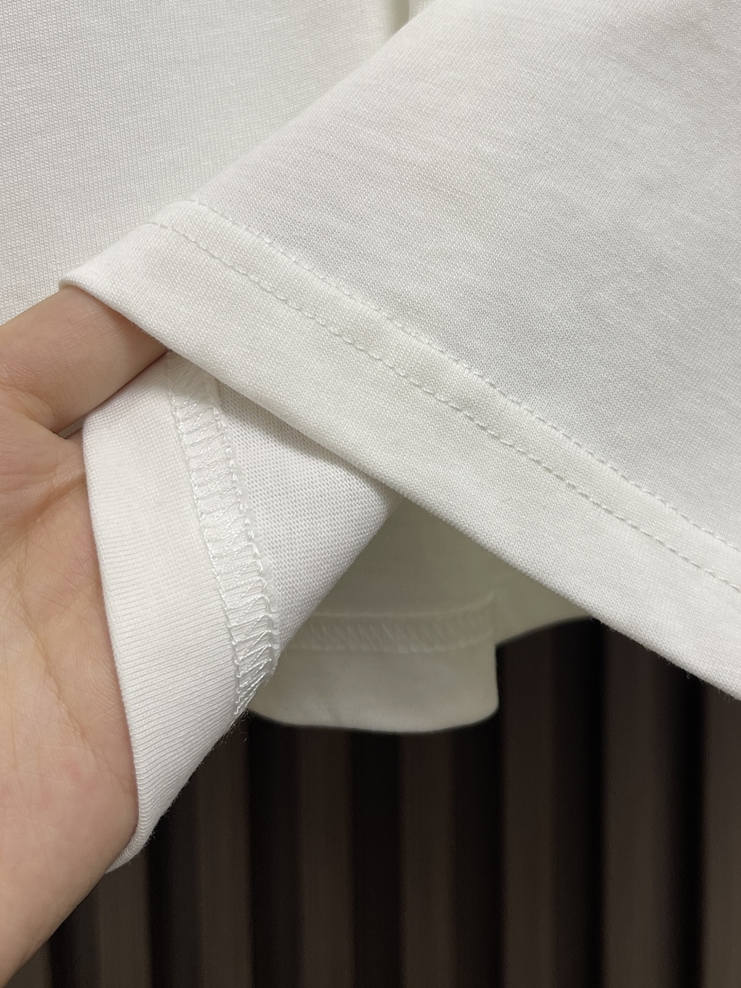 🛒🛒JIL SANDER 字母logo仔章长袖T恤，德国设计师品牌 由于节俭的美学和简洁的线条而闻名。极