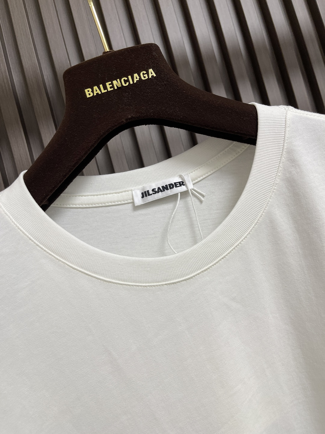 🛒🛒JIL SANDER 字母logo仔章长袖T恤，德国设计师品牌 由于节俭的美学和简洁的线条而闻名。极