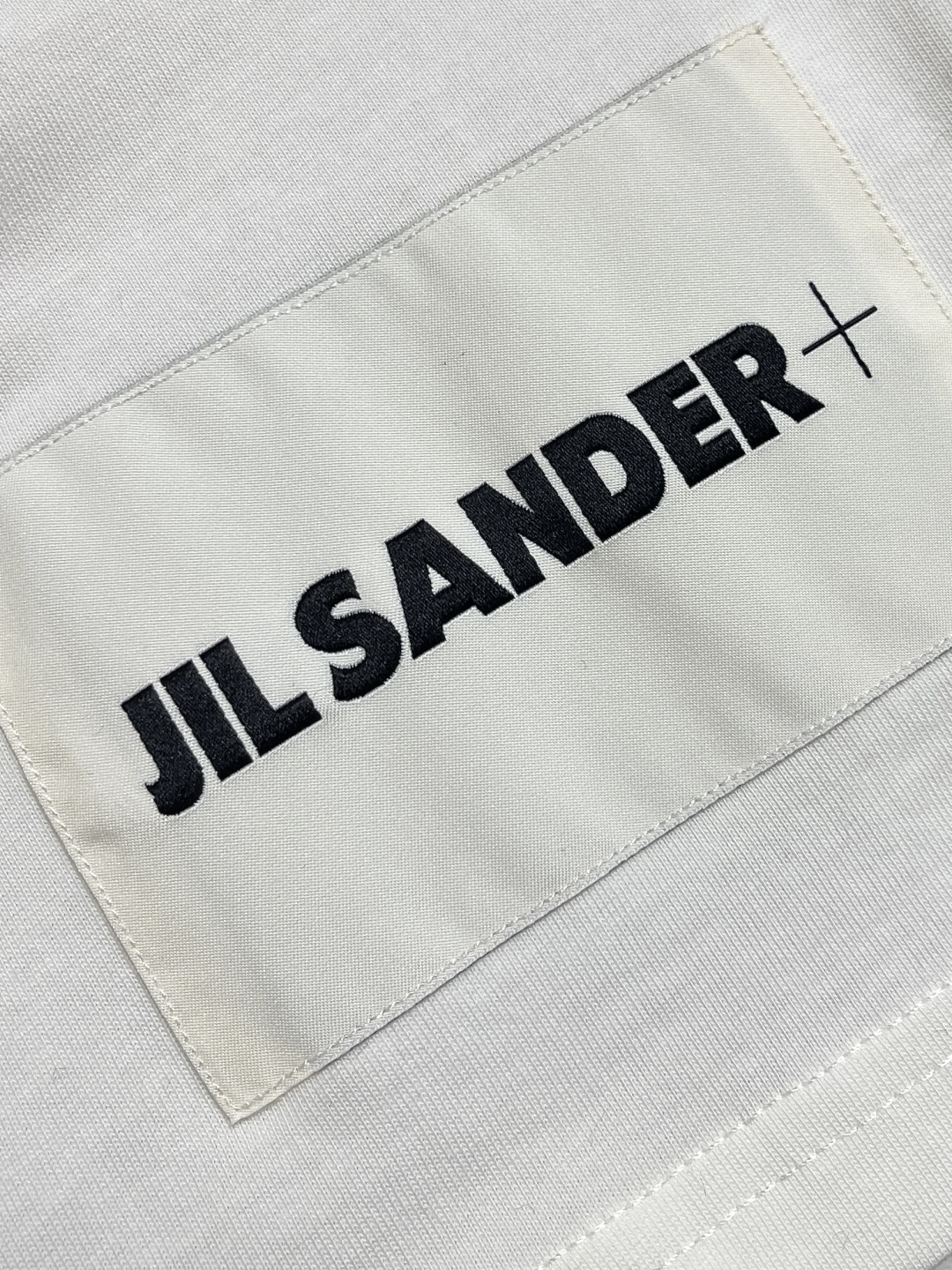 🛒🛒JIL SANDER 字母logo仔章长袖T恤，德国设计师品牌 由于节俭的美学和简洁的线条而闻名。极