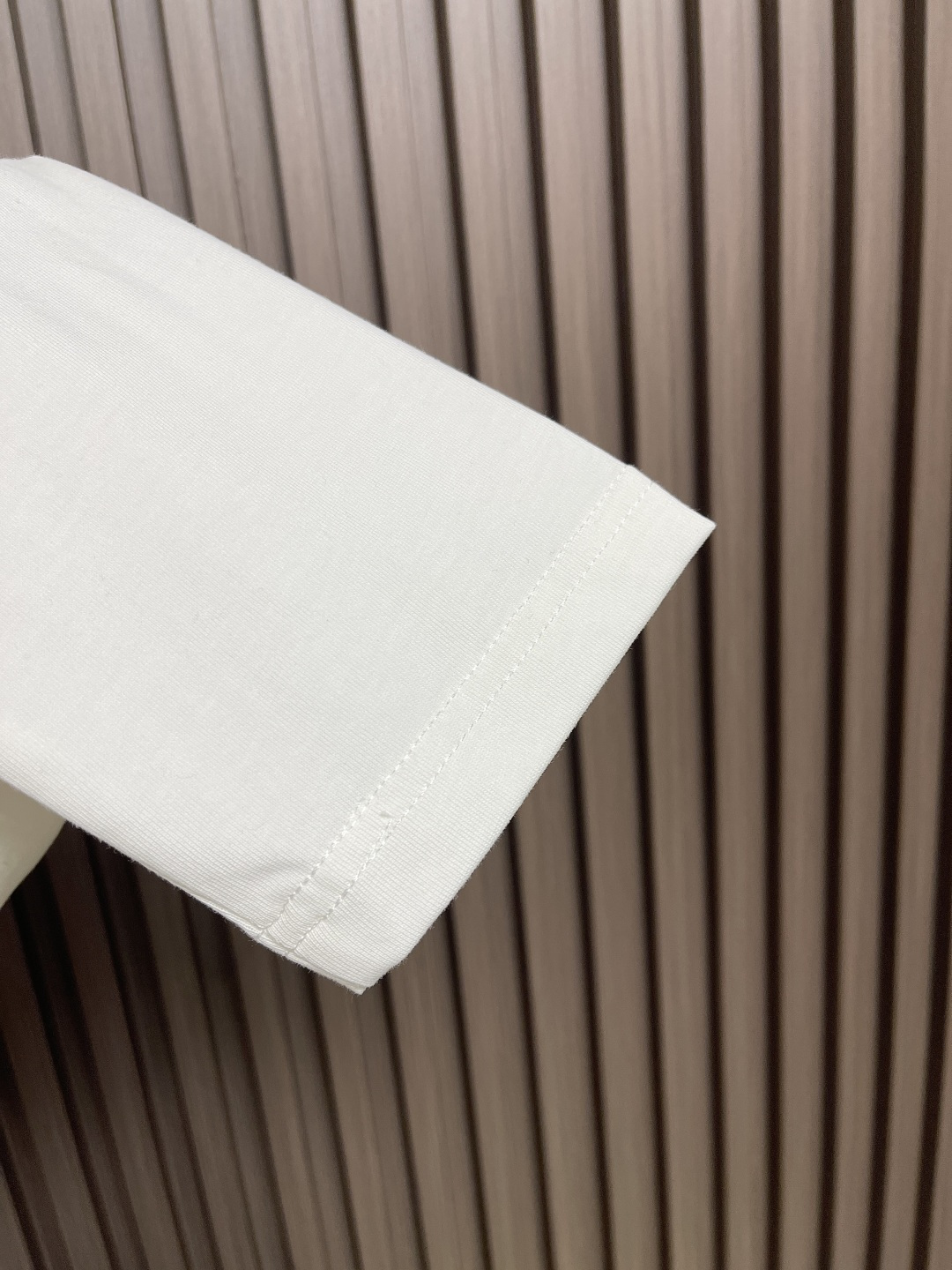 🛒🛒JIL SANDER 字母logo仔章长袖T恤，德国设计师品牌 由于节俭的美学和简洁的线条而闻名。极