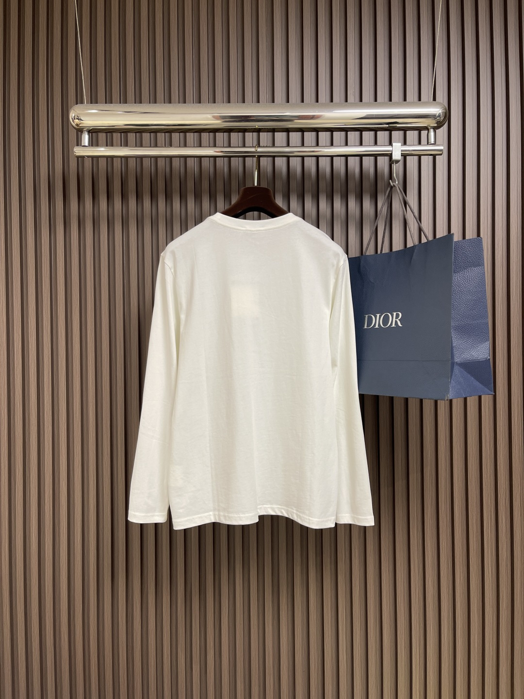 🛒🛒JIL SANDER 字母logo仔章长袖T恤，德国设计师品牌 由于节俭的美学和简洁的线条而闻名。极