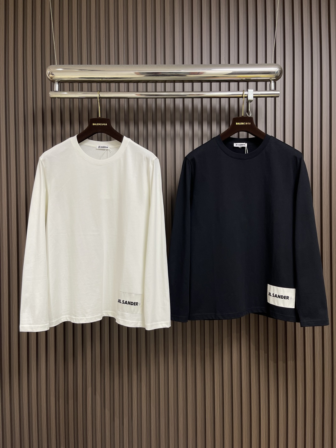 🛒🛒JIL SANDER 字母logo仔章长袖T恤，德国设计师品牌 由于节俭的美学和简洁的线条而闻名。极