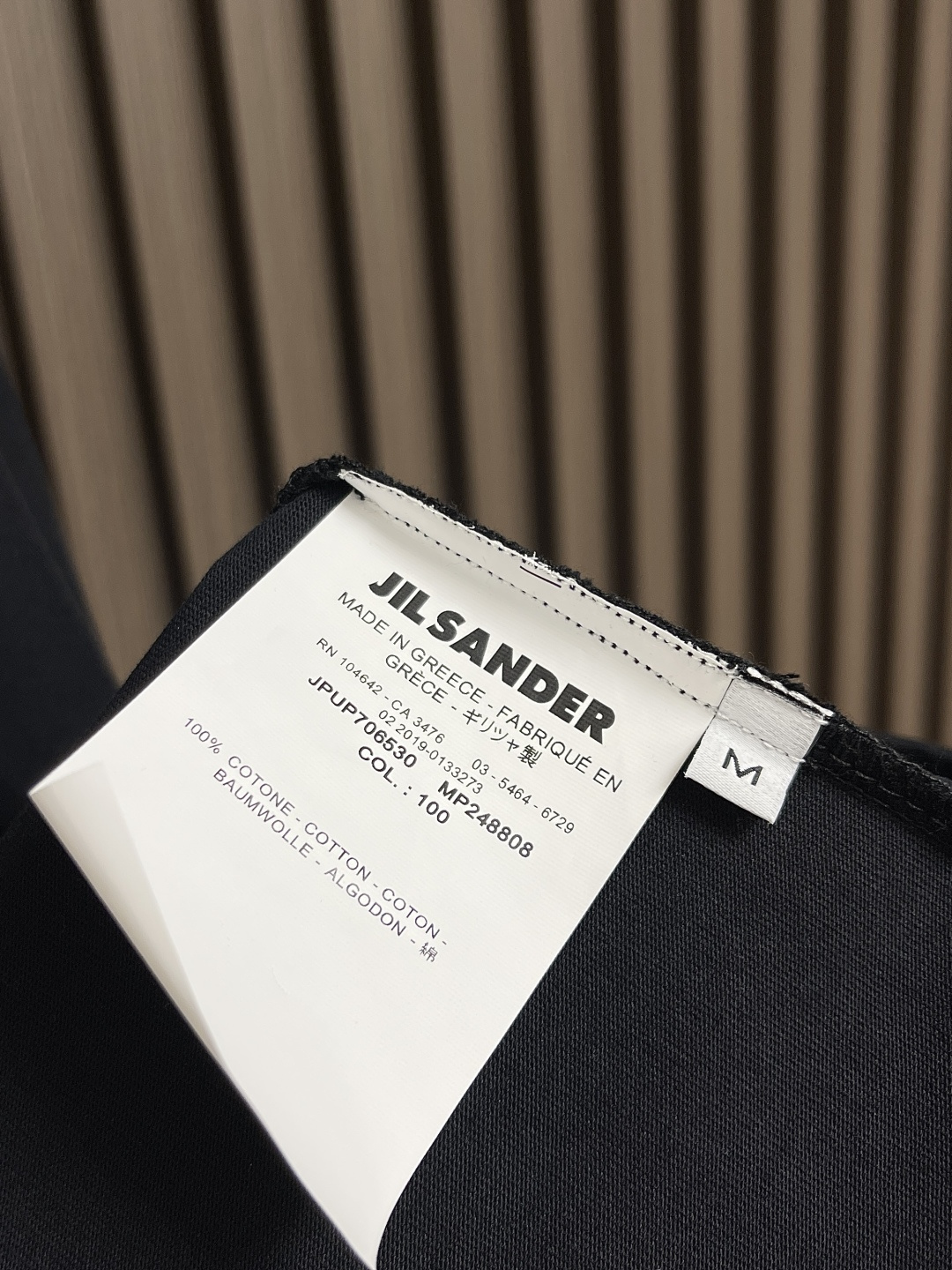 🛒🛒JIL SANDER 字母logo仔章长袖T恤，德国设计师品牌 由于节俭的美学和简洁的线条而闻名。极