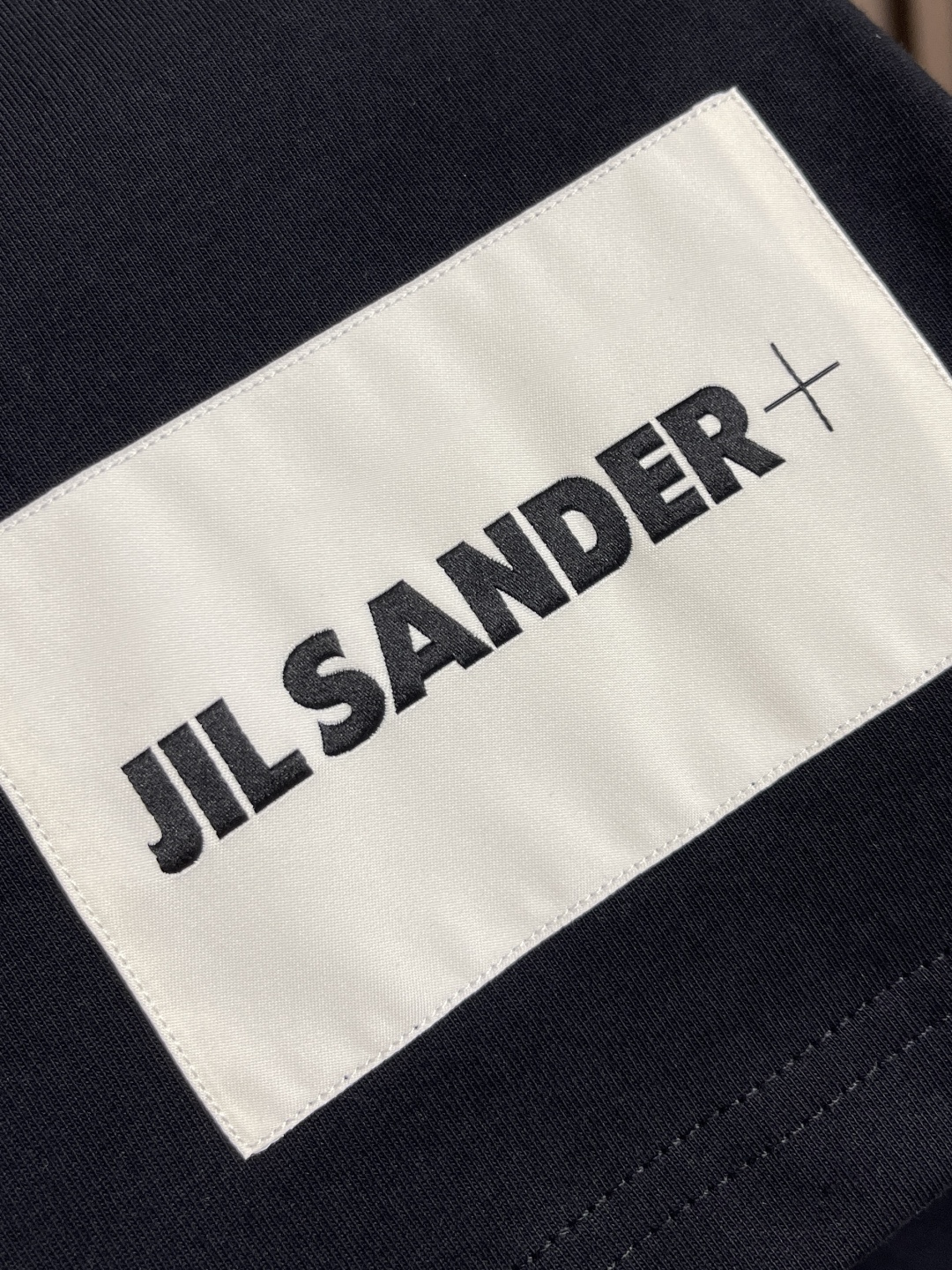 🛒🛒JIL SANDER 字母logo仔章长袖T恤，德国设计师品牌 由于节俭的美学和简洁的线条而闻名。极