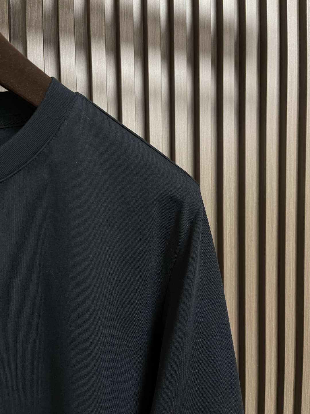 🛒🛒JIL SANDER 字母logo仔章长袖T恤，德国设计师品牌 由于节俭的美学和简洁的线条而闻名。极