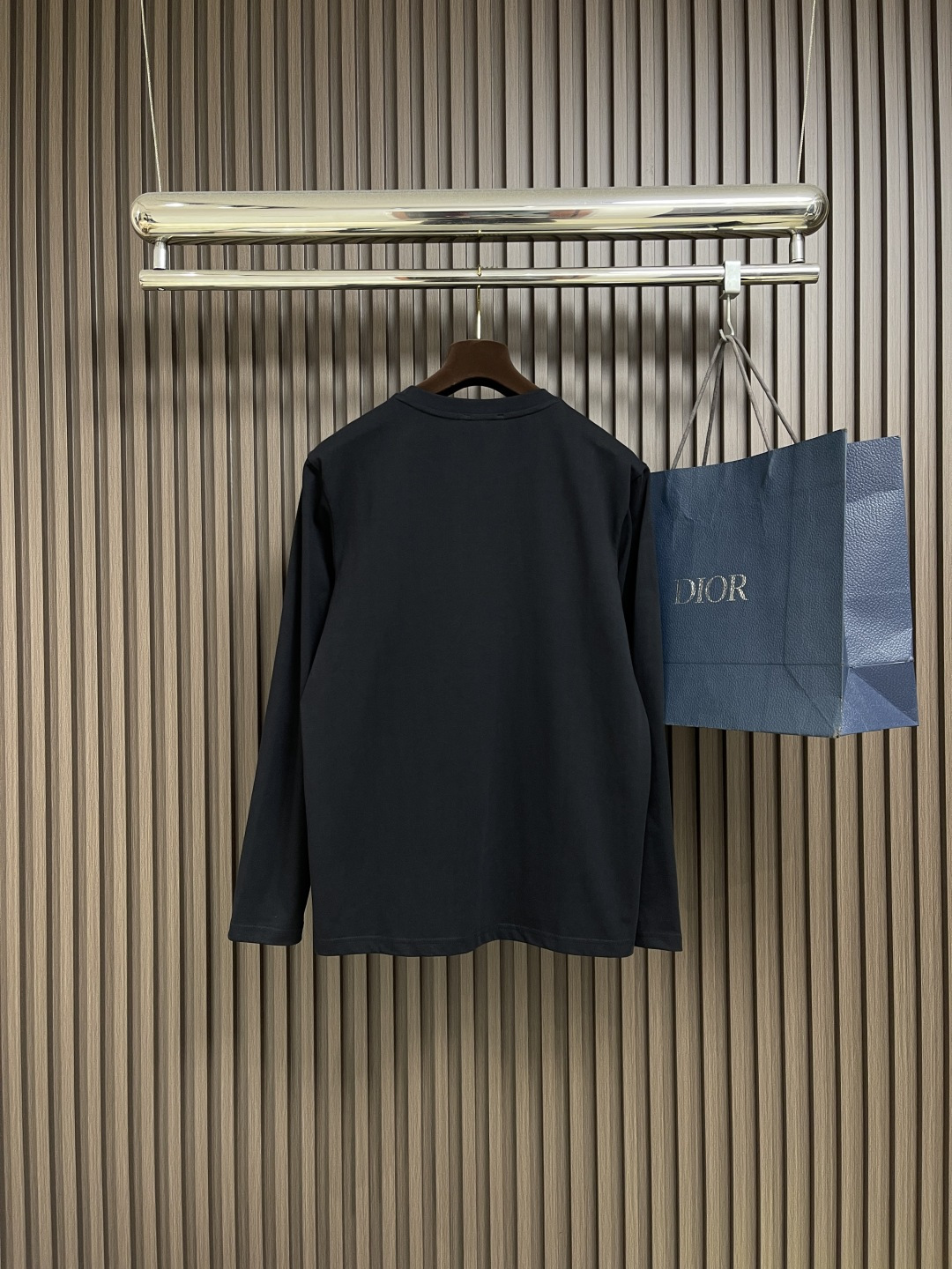 🛒🛒JIL SANDER 字母logo仔章长袖T恤，德国设计师品牌 由于节俭的美学和简洁的线条而闻名。极