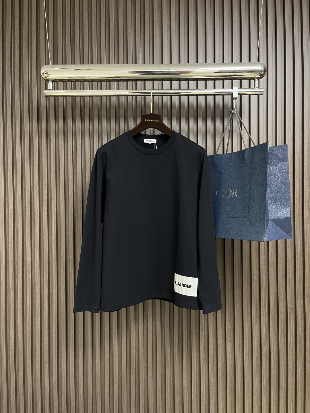 🛒🛒JIL SANDER 字母logo仔章长袖T恤，德国设计师品牌 由于节俭的美学和简洁的线条而闻名。极