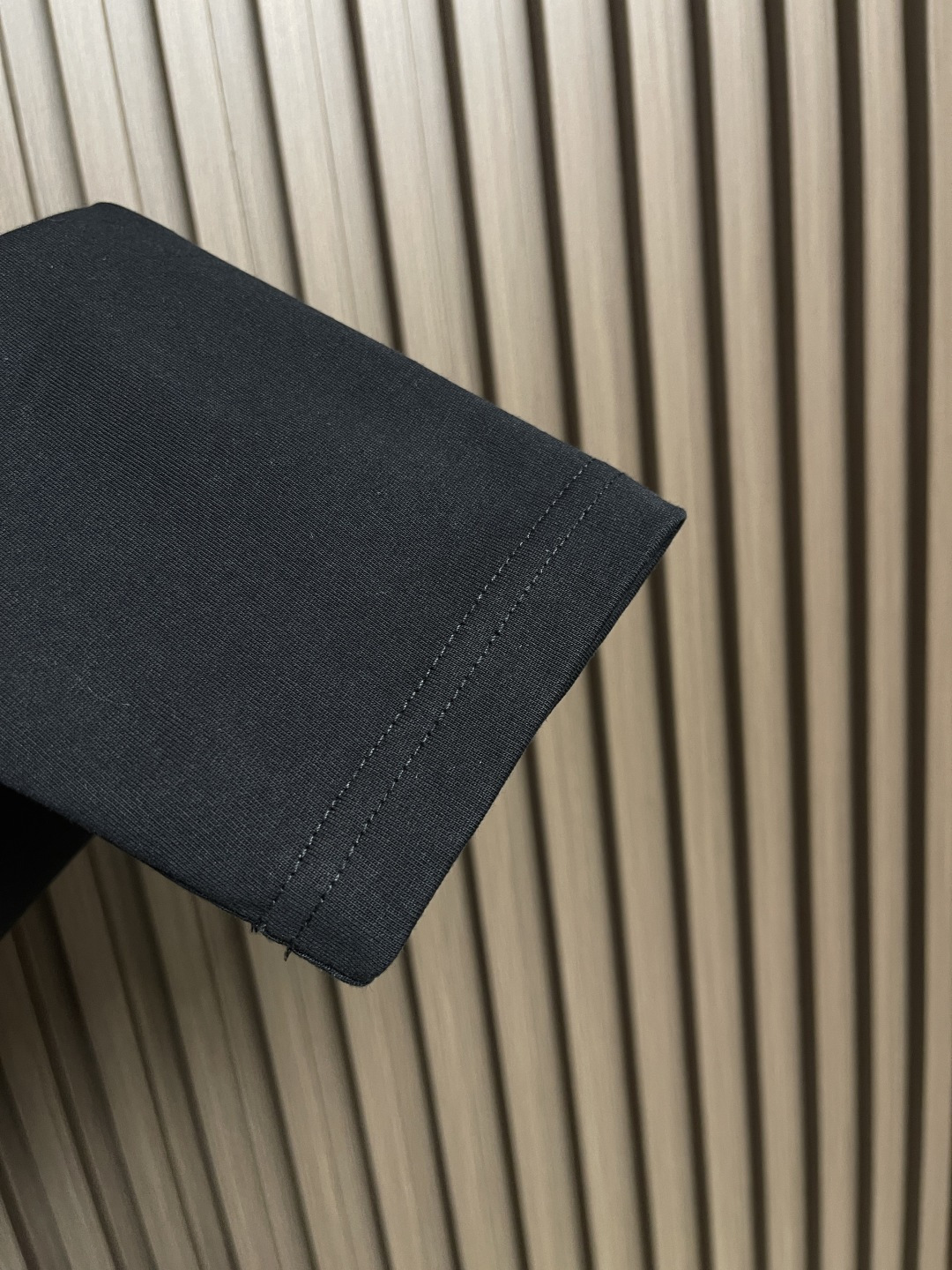 🛒🛒JIL SANDER 字母logo仔章长袖T恤，德国设计师品牌 由于节俭的美学和简洁的线条而闻名。极