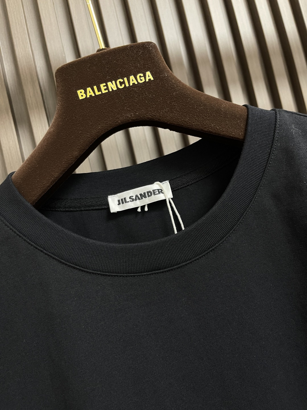 🛒🛒JIL SANDER 字母logo仔章长袖T恤，德国设计师品牌 由于节俭的美学和简洁的线条而闻名。极