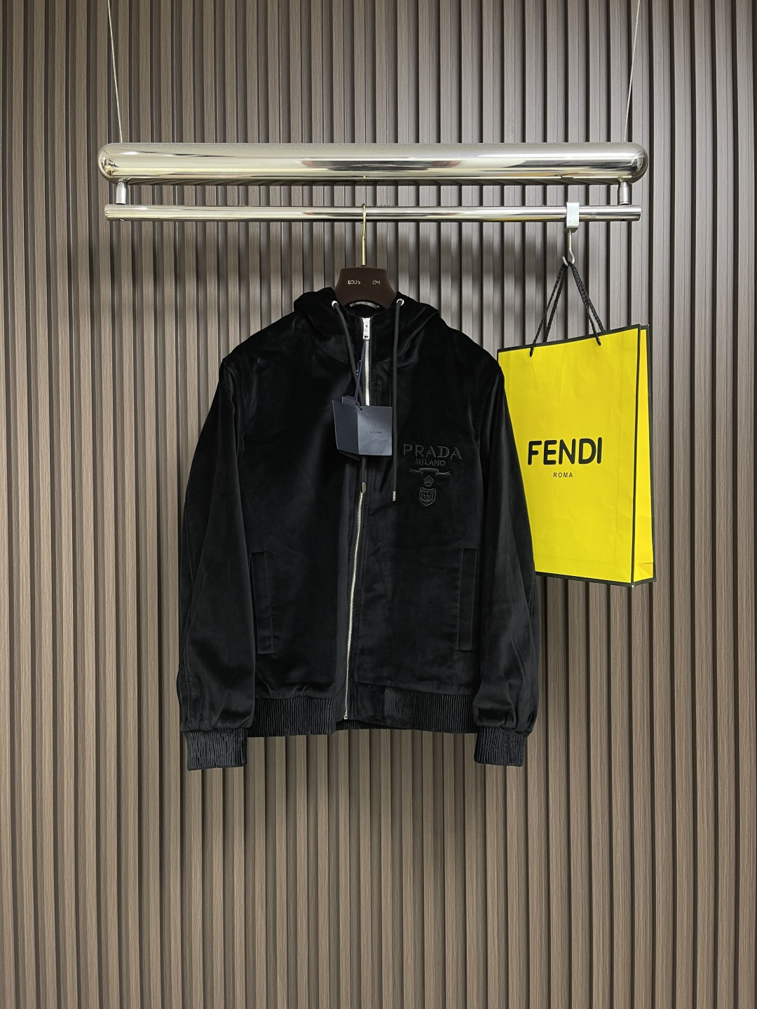 NO:526950,Prada 2025SS Autumn and Winter New Hooded Velvet Jacket Jacket, skin-friendly and comfortable, soft and glutinous, without losing the backbone, good stretching, good warmth, delicate texture, very high density, long-lasting wear, no fading and no deformation. Size M-XXL,,prada, jackets & coats, jackets & coats,hats,alexander wang19860909Prada 2025SS秋冬新款连帽丝绒夹克外套,亲肤舒适感,手感软糯而又不失骨干,穿着舒展性好,保暖性好,纹理细腻精致,密度非常得高,久穿久洗不褪色不变形.尺码M-XXL,,prada,jackets & coats,jackets & coats,hats,alexander wang,Men's clothing