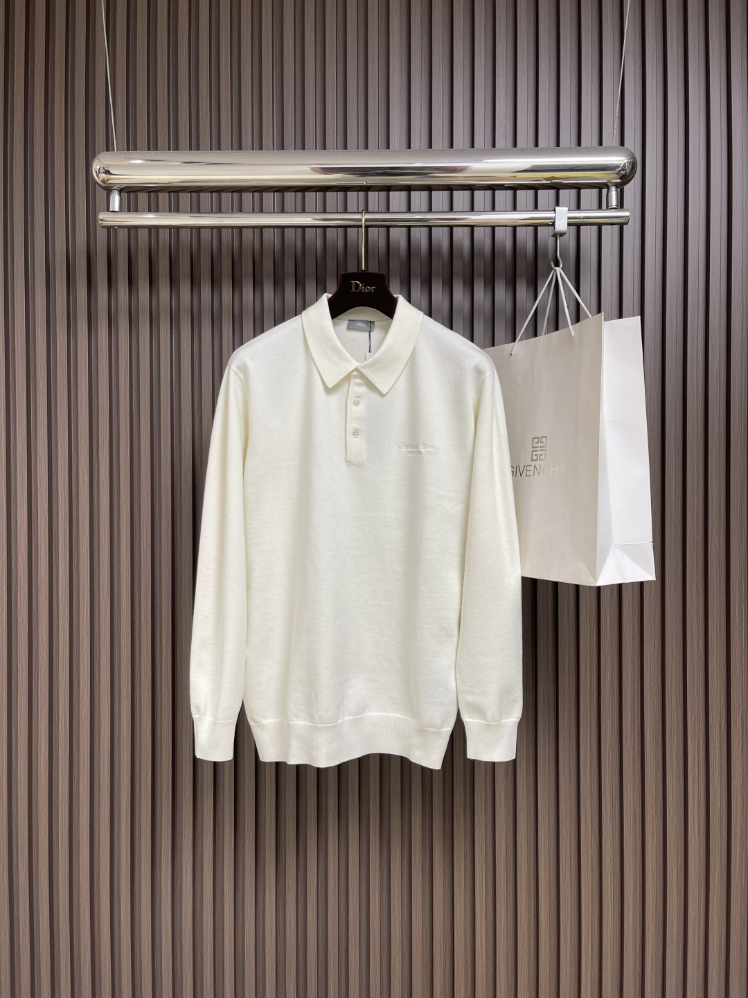 NO:525796,Dior 2025SS early autumn new long-sleeved lapel POLO shirt, classic and versatile style every year, a combination of three-button, cuff fork, button embellishment, exquisite embroidery of the left front chest, upright upper body, the overall upper body feel will not be too tight or too loose, very friendly to the figure, wear it well and is versatile and classic out of time!  The fabric is made of wool knitted fabric and garment washing process. The upper body makes the skin more comfortable to touch the fabric.  High-end upper body, skin-friendly and breathable, crisp and stylish. Order for full-quality. Size 48-56 M-3XL M/48 bust 106 shoulder width 44 Clothes 70 sleeve length 62 L/50 bust 110 shoulder width 46 Clothes 72 sleeve length 63 XL/52 bust 114 shoulder width 48 Clothes 74 sleeve length 64 2XL/54 bust 118 shoulder width 50 Clothes 76 sleeve length 65 3XL/56 bust 122 shoulder width 52 Clothes 77 sleeve length 66,,dior,alexander wang19860909Dior 2025SS早秋新款长袖翻领POLO衫,年年经典百搭款式 合体的版型 三粒扣 袖口脚叉 扣子点缀 左前胸品牌精致绣花 上身挺拔 整体上身感不会过紧或者过松 对身材很友好好穿又百搭经典不过时！面料采用 羊毛针织面料 成衣水洗的工艺 上身让皮肤接触面料更加舒适．上身很高档 亲肤透气,挺括有型 全品相的订单.尺码48-56 M-3XL M/48胸围106 肩宽44 衣长70 袖长62 L/50 胸围110 肩宽46 衣长72 袖长63 XL/52胸围114 肩宽48 衣长74 袖长64 2XL/54 胸围118 肩宽50 衣长76 袖长65 3XL/56 胸围122 肩宽52 衣长77 袖长66,,dior,alexander wang,Men's clothing