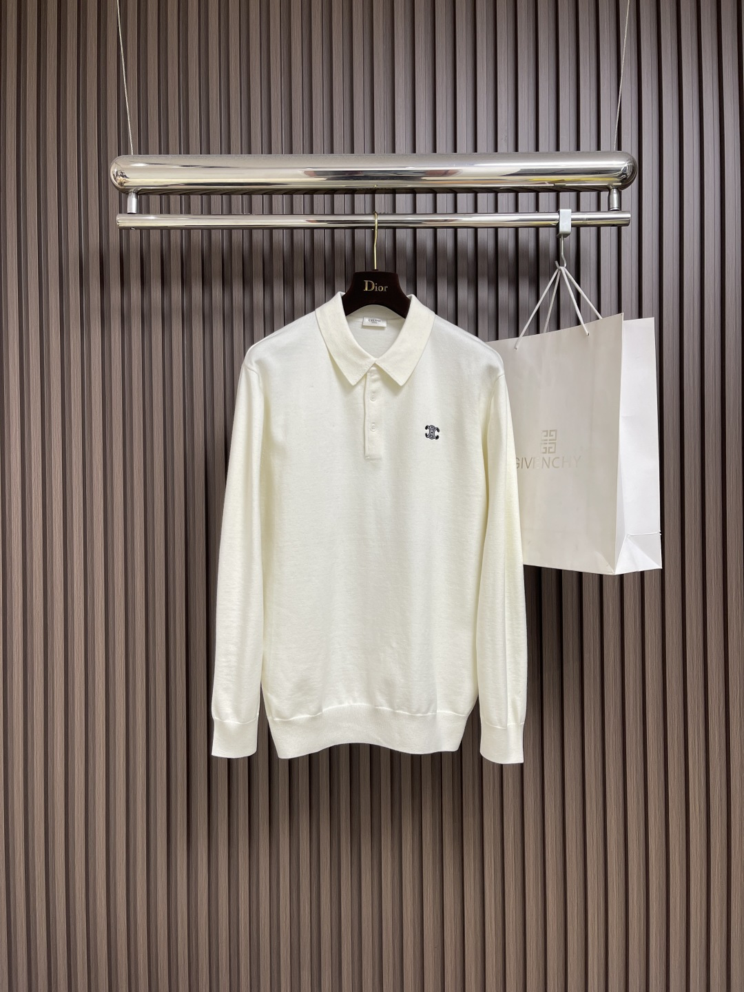 NO:525783,Celine 2025SS early autumn new lapel knitted long-sleeved POLO!  Custom imported yarn weaving, soft and skin-friendly, comfortable and stylish, lapel knitted long-sleeved fit, half-open neckline adjustment for skin-exposed, beautify the head and shoulder ratio and make it look slimmer, voxel color base, letter embroidered logo decoration on chest, strong retro style, elastic regular fitting to highlight the figure, easy to control when traveling or gatherings!  Size 48-56 M-3XL M/48 bust 106 shoulder width 44 Clothes 70 Sleeve length 62 L/50 Bust 110 Shoulder width 46 Clothes 72 Sleeve length 63 XL/52 bust 114 Shoulder width 48 Clothes 74 Sleeve length 64 2XL/54 Bust 118 Shoulder width 50 Clothes 76 Sleeve length 65 3XL/56 Bust 122 Shoulder width 52 Clothes 77 Sleeve length 66,,celine,alexander wang19860909Celine 2025SS早秋新款翻领针织长袖POLO！定制进口纱线织造 柔软亲肤 舒适有型 翻领针织长袖版型 领口半开襟开襟调节可恰当露肤 美化头肩比例更显瘦 通体素色打底 胸前字母刺绣徽标装饰 复古风格强烈 弹力常规版型突显身材 日常出行或聚会轻松驾驭！尺码48-56 M-3XL M/48胸围106 肩宽44 衣长70 袖长62 L/50 胸围110 肩宽46 衣长72 袖长63 XL/52胸围114 肩宽48 衣长74 袖长64 2XL/54 胸围118 肩宽50 衣长76 袖长65 3XL/56 胸围122 肩宽52 衣长77 袖长66,,celine,alexander wang,Men's clothing