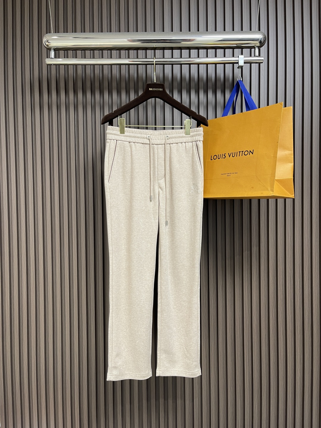 🛒🛒lP🆕 LoroPiana 秋冬新款男士直筒运动裤，混纺面料、三标齐、松紧腰抽绳、合体的裁剪、车线工