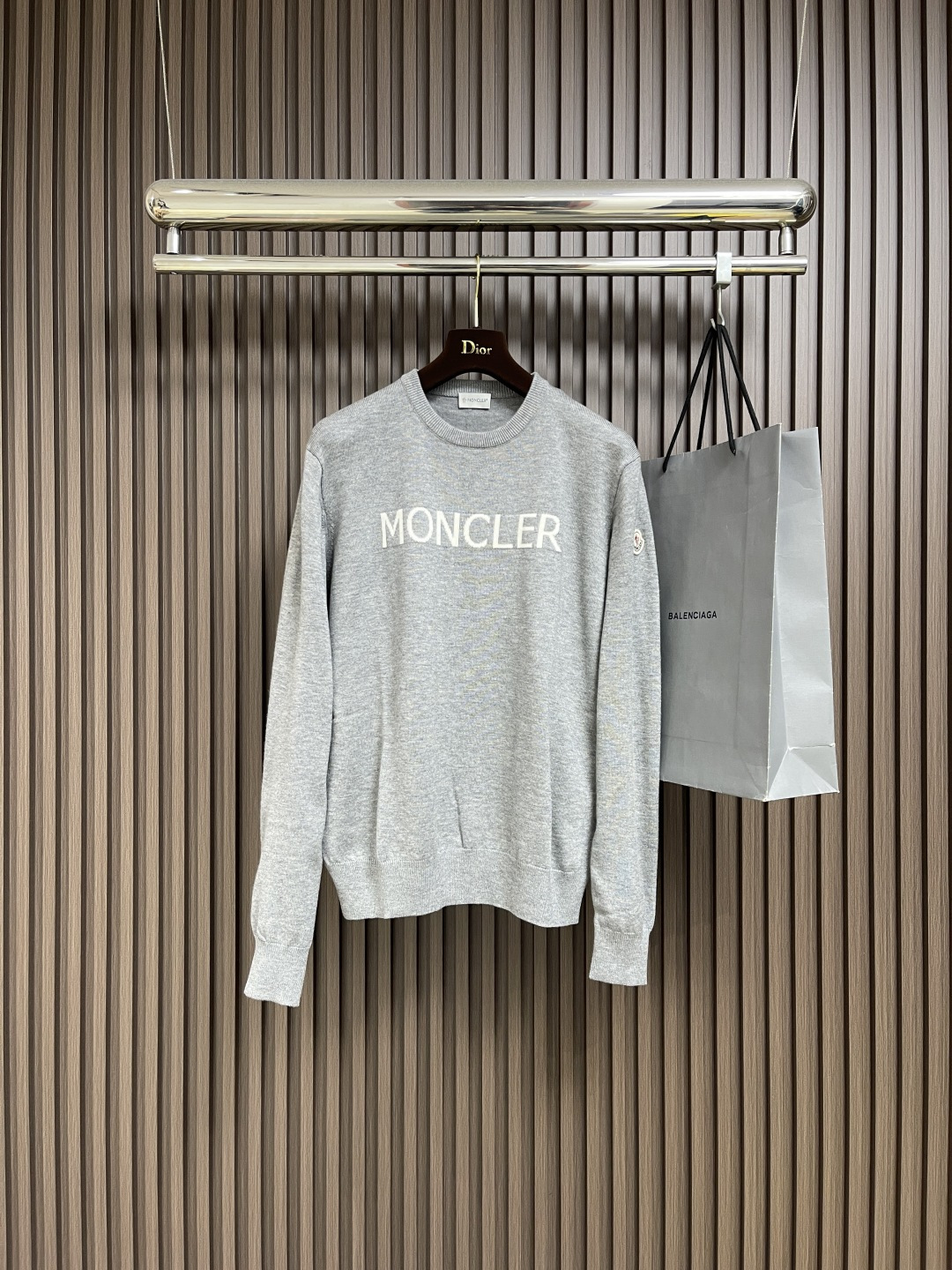 NO:525771,Moncler Autumn and winter wool armband logo knitted sweater, Australian ultrafine merino wool is used as raw material, with an average fiber fineness of less than 19 microns, a silky texture, skin-friendly and without thorns, and has excellent constant temperature adjustment and breathability. It adopts 3D integrated molding high-density knitting technology, the dress is seamlessly seamless, reducing friction points, and improving wear comfort. The weight is accurately controlled at about 520 grams, thick and crisp but not bulky, and the natural sagging outlines a calm and neat male outline. Size S-XL, sweaters, alexander wang19860909moncler 秋冬羊毛袖标Logo针织毛衣,选用澳大利亚超细美利奴羊毛为原料,纤维平均细度低于19微米,质地柔滑如丝,亲肤无刺感,兼具优异的恒温调节与透气性能.采用3D一体成型高密针织技术,整衣无缝合结构,减少摩擦点,提升穿着舒适度.克重精准控制在520克左右,厚实挺括却不显笨重,自然垂落间勾勒出沉稳利落的男性轮廓.尺码S-XL,,sweaters,alexander wang,Men's clothing