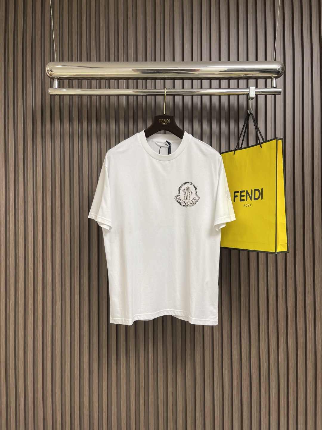 NO:569794,Moncler logo printed short-sleeved T-shirt, pure cotton double yarn fabric, contrast-dyed fabric, ultra-fine flat screen printing process, full of trend, using fine gauze material as the screen, custom-dyed pure cotton fabric, the upper body effect is loose and casual. Size S-XL,, T-shirt, tees, t-shirt, alexander wang19860909Moncler logo标识印花短袖T恤,纯棉双纱面料,对色定染面料,超精细平网印花工艺,潮流感十足,采用细致纱网材质做网板,定染纯棉面料,上身效果宽松休闲.尺码S-XL,,T-shirt,tees，t-shirt,alexander wang,Men's clothing