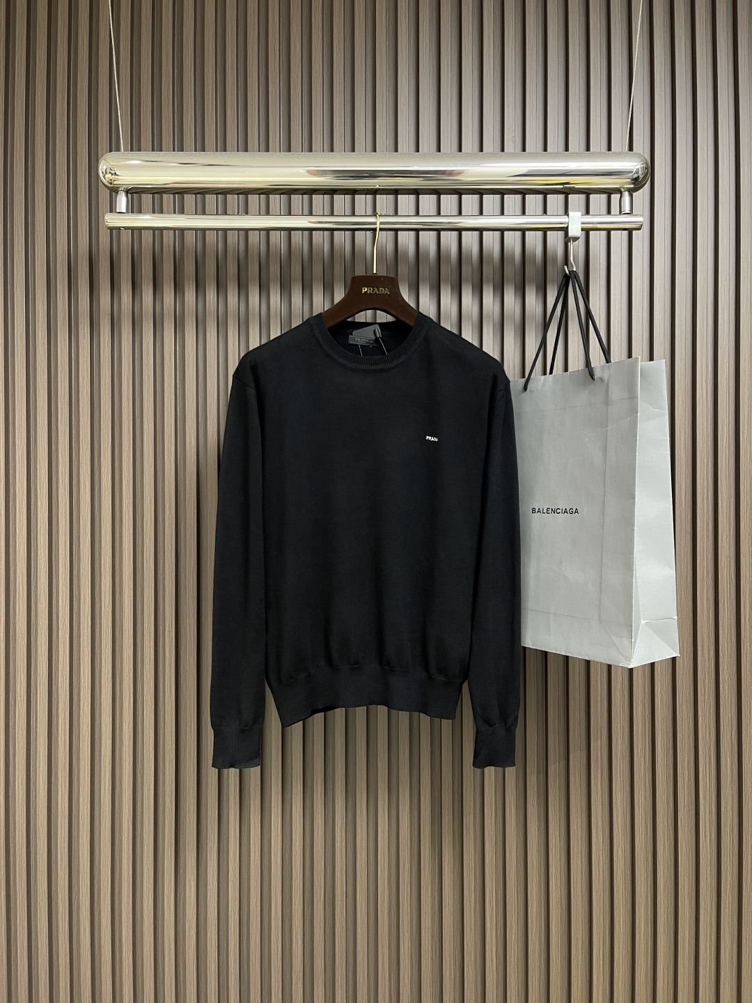 NO:539570,Prada small letter embroidery knitted sweater, the fabric is 80 wool and 20 cotton. The wool material is made of high-containing wool wool yarn, and the weight of the ready-to-wear gram is about 220 grams - 240 grams. It is a base type and light skin and keeps warm. Chest embroidery three-dimensional 3D small label embroidery, which is a brand new design style, and the laundry washing water removes wool impurities and fixed style. This worsted wool is a Prada wardrobe with a simple shape. This texture is soft and light, and the contrasting embroidered letter logo adds highlights. Size 46-52,,prada,sweaters,alexander wang19860909Prada 小字母刺绣针织毛衣,面料采用80羊毛,20棉.该款毛料采用高含料羊毛毛纱,成衣克重约为220克﹣240克.做为打底类型轻肤又保暖.胸口刺绣立体3D小标刺绣,为品牌25款新设计风格,成衣洗水去除羊毛杂质与固定版型.这款精纺羊毛是Prada衣橱,造型简洁.这款质地柔软轻盈,撞色刺绣字母徽标为其增添亮点.尺码46-52,,prada,sweaters,alexander wang,Men's clothing