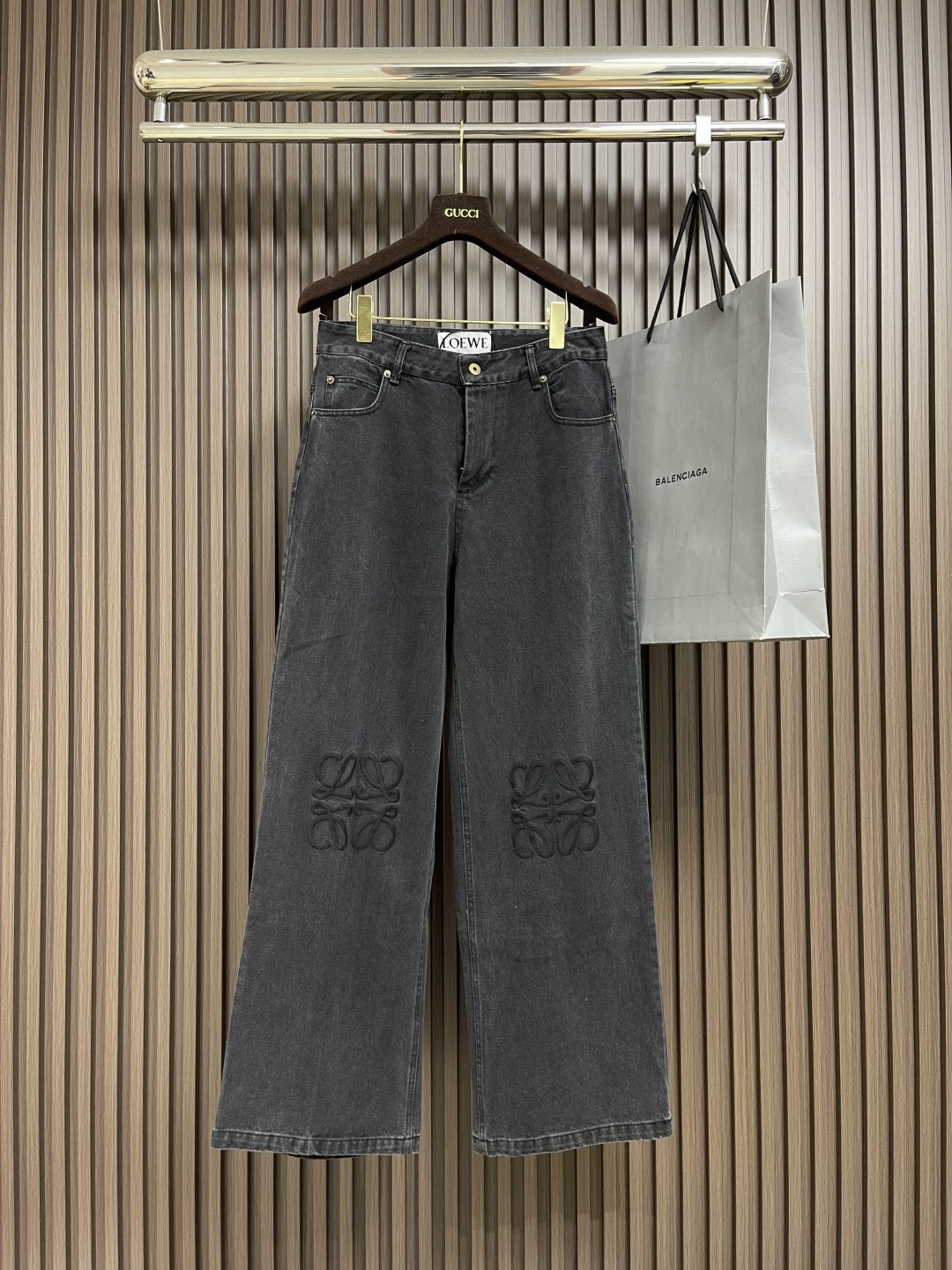 NO:529341,LOEWE embroidered straight trousers, the fabric is 12 o'clock 7*7 twill denim, the gram weight is about 420 grams after washing the laundry, the texture is thick, crisp, wear-resistant and retro flavor; the 3D three-dimensional embroidery process is amazing, the number of double-sided embroidery needles reaches about 1 stitch, the needle method is delicate, the brand logo is three-dimensional and full, highlighting the exquisiteness and high-end feeling; the sand washing gives the fabric a unique texture and soft feel, and the stir-fry color accurately controls the color, making the fading natural and layered; the old treatment is like carving for years, with a rich retro style, and each pair of jeans has a unique personality, which is a masterpiece that perfectly combines fashion and craftsmanship. Size 46-52,,loewe,loewe,jeans,alexander wang19860909LOEWE 罗意威刺绣直筒长裤,面料采用12盎7*7斜纹牛仔布,成衣洗水后克重约420克,质感厚实挺括耐磨且具复古韵味；3D立体刺绣工艺令人赞叹,双边刺绣针数约达1针,针法细腻,品牌标识立体饱满,凸显精致与高级感；沙洗赋予面料独特纹理与柔软手感,炒色精准把控色彩,使褪色自然且富有层次感；做旧处理仿若岁月雕琢,复古风格浓郁,每条牛仔裤都独具个性,是时尚与工艺完美融合的佳作.尺码46-52,,loewe,loewe,jeans,alexander wang,Men's clothing