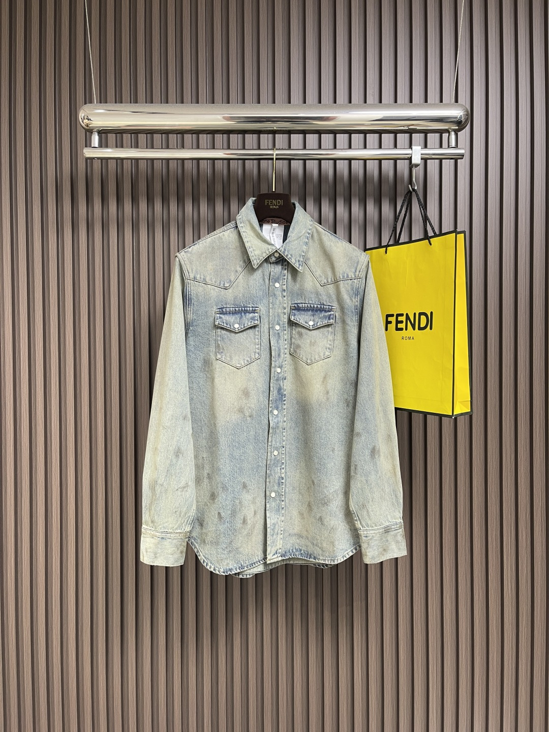 NO:537605,Acne Studios denim jacket jacket, customized with dense cotton denim material, with gradient stir-fry blue as the base tone, is the ultimate display of retro aesthetics. Acne Studios jumps and intertwines on the sleeves, with light or dark needles, and the brand spirit is miniaturized, breaking the monotony and dullness of traditional denim jackets, and interprets a unique design. Multiple monkeys + sand rubs, rubbing in specific parts by using high-pressure spray guns to achieve local gradient effect, and then creates unique texture patterns through matte technology, which is extremely complex and time-consuming. Electrolytic ultra-dark blue + stone grinding and washing, process gives priority to using electrochemical reactions to change the color of the fabric, and then mixes the fabric with abrasive through a grinder and cleans it with hot water to achieve a specific washing effect. Size 46-48-50-52,,acne  studios,dior,jackets & coats,jackets & coats,alexander wang19860909Acne Studios 牛仔夹克外套,定制隐韵密织棉质牛仔料,以渐变炒色蓝作基调,是复古美学的极致展现.Acne Studios或明或暗的针法在手袖上跳跃交织,品牌精神的微缩呈现,打破传统牛仔夹克单调与呆板,以独树一帜的设计演绎.采用多位马骝＋擦沙,通过使用高压喷枪,在特定部位进行摩擦,达到局部渐变的效果,再通过磨砂技术 制造出独有纹理图案,做工极其复杂 耗时耗力.电解特深蓝＋石磨酵洗,工艺 优先利用电化学反应来改变织物的色彩,再通过研磨机将织物与研磨剂混合 并利用热水进行清洗 以达到特定的洗涤效果.尺码46-48-50-52,,acne studios,dior,jackets & coats,jackets & coats,alexander wang,Men's clothing