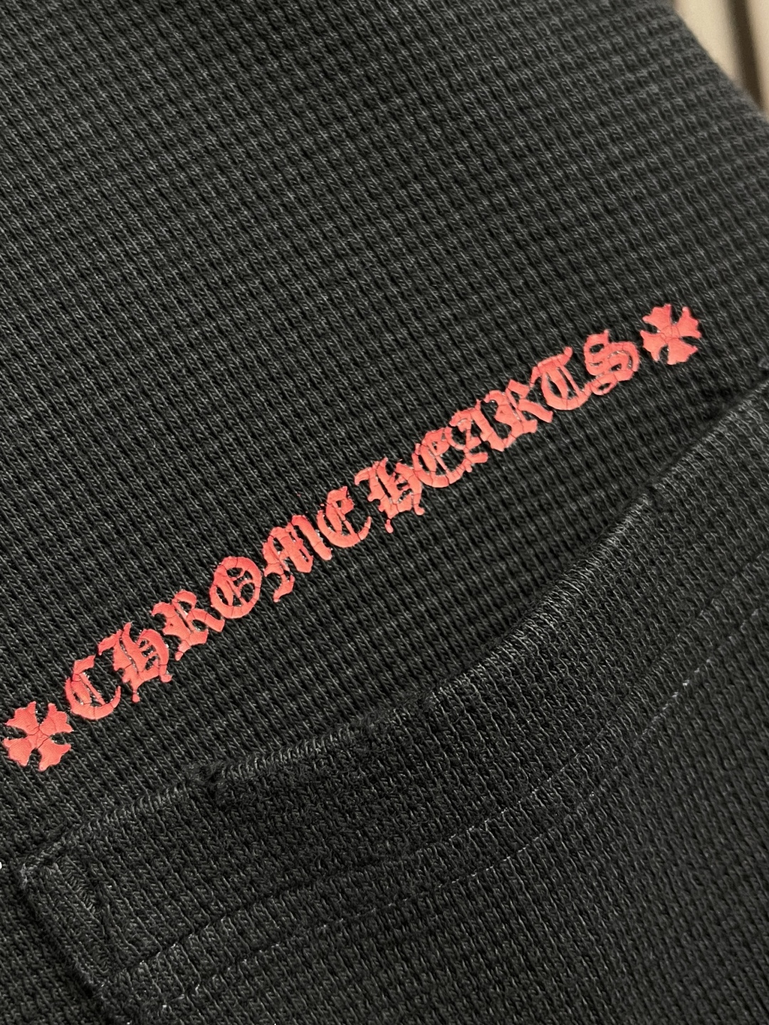 🛒🛒CH克罗心 华夫格破洞长袖T恤，面料采用280克全棉华夫格双层材质，印花采用成衣高温烫画。整体走线平