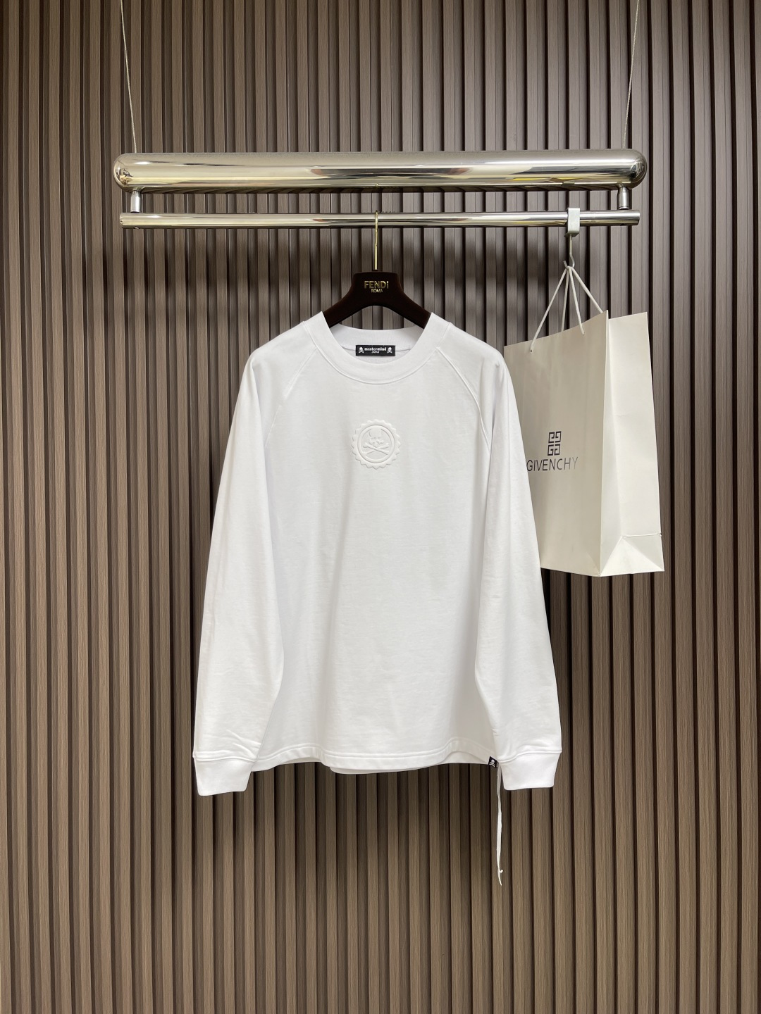 NO:530098,mmj front and rear three-dimensional offset logo round neck long-sleeved T-shirt. Very textured. Three-dimensional offset printing + special edge cutting!  ! 2025 early autumn new style.master custom 240g fine cotton feel comfortable and delicate, special cutting and splicing structure complex and unique loose style. Size S-XL, tees, t-shirt, alexander wang19860909mmj 前后立体胶印logo圆领长袖T恤.非常有质感.立体胶印＋特殊包边裁剪！!2025早秋新款.master 定制240g精棉手感舒适细腻特殊裁剪拼接结构复杂独特 宽松版型.尺码S-XL,,tees，t-shirt,alexander wang,Men's clothing