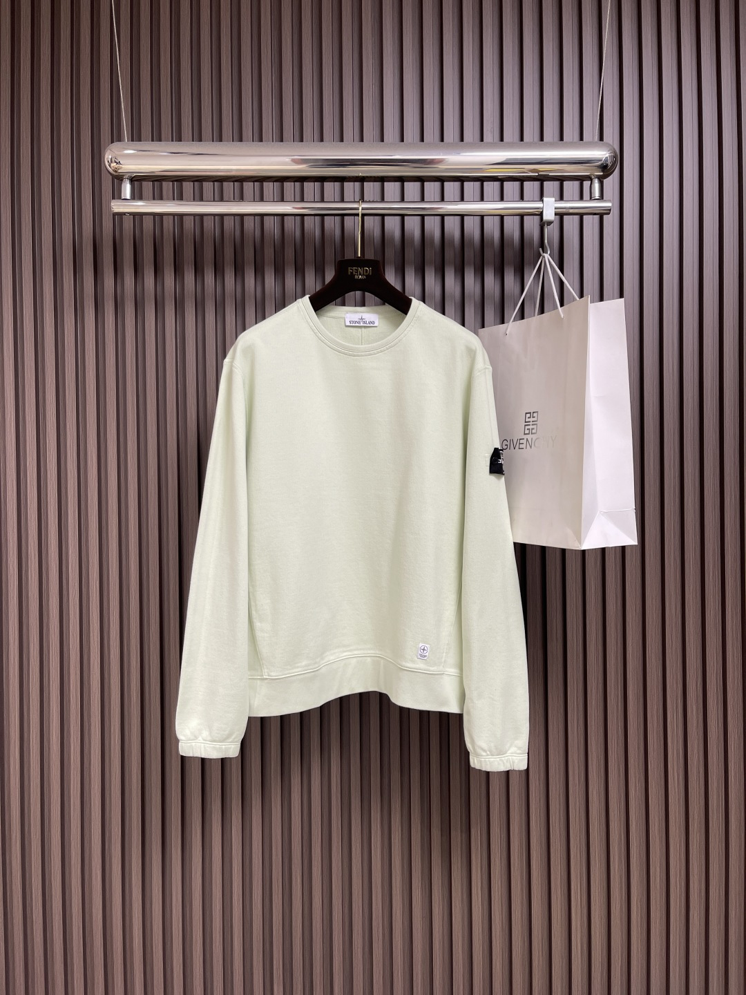 NO:530097,Stone Island, classic small compass logo, long-sleeved T-shirt, washing and hair removal effect, uses imported 260 European cotton fabric, excellent comfort for the upper body, fashionable and handsome, a must-have item for early autumn. Size S-XL,,tees, t-shirt,alexander wang19860909Stone Island 石头岛,罗盘经典小 logo 长袖 T恤,洗水消毛效果,采用进口260支欧棉面料、上身舒适度极佳,上身时尚帅气,早秋必备单品.尺码S-XL,,tees，t-shirt,alexander wang,Men's clothing