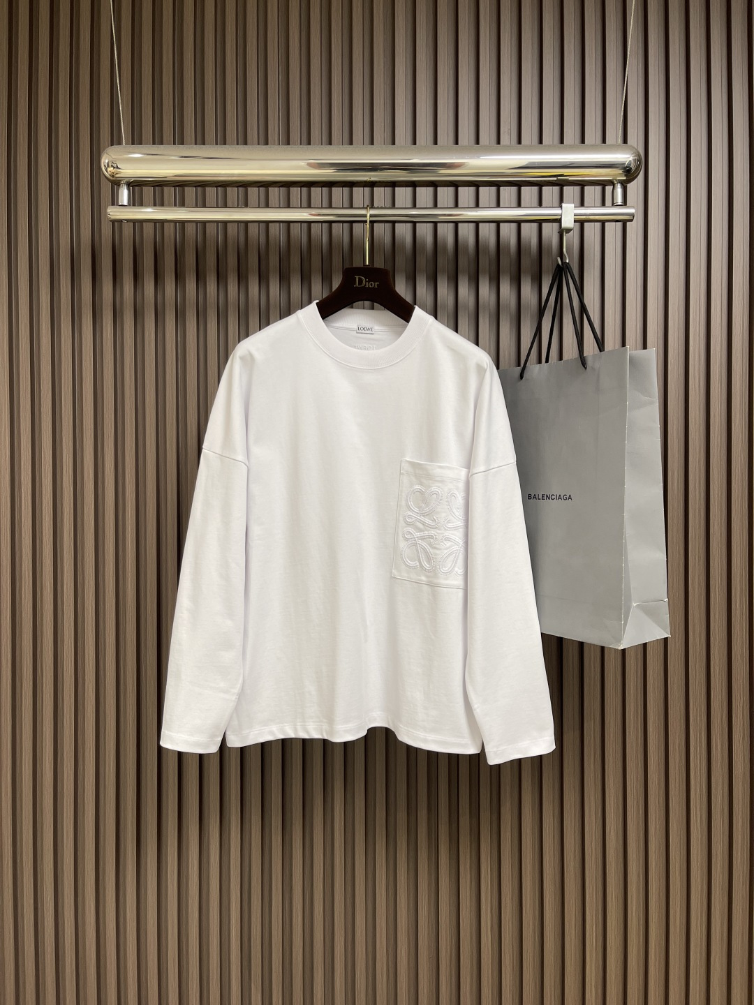 NO:530114,LOEWE 2025ss new round neck long-sleeved T-shirt, customized cotton material, skin-friendly and soft, full of elasticity, round neck long-sleeved cut neckline, plain edging, comfortable and elastic, chest pocket brand logo embroidery, show style, loose long style, upper body creates a relaxed and fashionable look, versatile and slimming, commuting and dates. Size S-XL,,loewe,loewe,tees,t-shirt,alexander wang19860909LOEWE 罗意威 2025ss新款圆领长袖T恤,定制全棉材质 亲肤柔软 弹力十足 圆领长袖裁剪 领口平纹包边 舒适有弹力 胸前口袋品牌logo刺绣 彰显格调 宽松长款版型 上身营造轻松时尚造型 百搭显瘦 通勤约会都可.尺码S-XL,,loewe,loewe,tees，t-shirt,alexander wang,Men's clothing