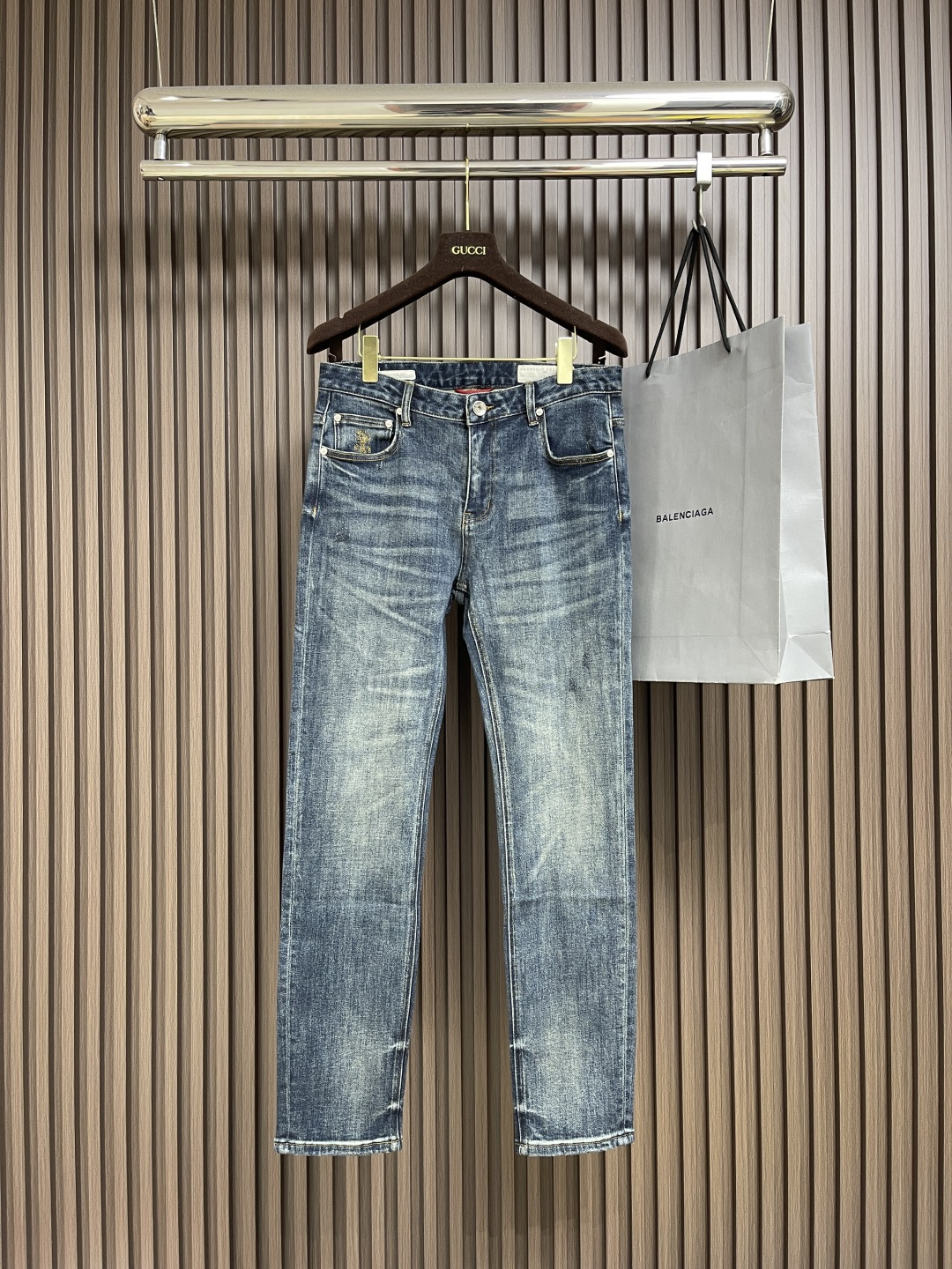 NO:572178,BrunelloCucinelli BC men's casual jeans, 2025SS early autumn new style, perfectly hemmed inside, customized original hardware, exquisite leather label on the back, imported denim fabrics for customers, wide version, versatile upper body. Sizes 29-38, yes 35, no 37,, brunello cucinelli, jeans, alexander wang19860909BrunelloCucinelli BC 男士休闲牛仔裤,2025SS早秋新款,内里完美包边,定制原版五金,背面精美皮牌,客供进口牛仔面料,版型挺阔 上身百搭.尺码29-38 有35 无37,,brunello cucinelli,jeans,alexander wang,Men's clothing