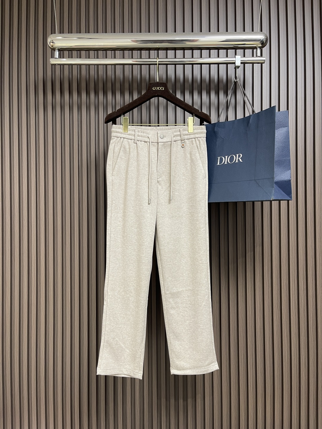 NO:538592,LP Loropiana 2025SS fall and winter new men's casual pants, a high-end quality choice, a versatile trousers with elastic waist drawstrings, is also an indispensable matching tool in men's wardrobe, and is a practical style!  The design style of the whole line is simple and fashionable, with excellent skin-friendly value, easy to wear, and full of detail!  This trouser is made of high-quality cotton fabric tarted vertical texture. The fabric is comfortable, soft and delicate, and has a good vertical feeling. The surface is shiny and clear texture, which looks very textured and has a full sense of fine charm. The first-class and exquisite straight-fitting style is cut, the line is delicate, smooth and neat, and the casual and casual pants look good no matter how you match it!  Size M-3XL M size hip circumference 99cm waist circumference 75-79 elastic trousers length 100cm L size hip circumference 104cm waist circumference 80-84 elastic trousers length 101cm XL size hip circumference 109cm waist circumference 85-89 elastic trousers length 102cm 2XL size hip circumference 114cm waist circumference 90-94 elastic trousers length 103cm 3XL size hip circumference 119cm waist circumference 95-99 elastic trousers length 104cm, loro piana,loro piana,alexander wang19860909LP Loropiana 2025SS秋冬新款男士休闲裤,高端品质之选,一款松紧腰抽绳休闲兼备的百搭裤装,也是男士衣橱里不可缺少的搭配神器,属于实穿型的式！整条的设计风格简洁时尚,亲肤值优越,穿着方便,细节感十足！此款裤装采用优质棉面料订织竖纹纹理制作而成,面料舒服,手感柔软细腻,有着很好的垂直感,表面亮泽清晰的纹理,看上去非常有质感,细级韵味十足.一流精湛的直筒版型裁剪,走线细致平顺工整,休闲随意怎么搭配都好看的裤装！尺码M-3XL M码臀围99cm 腰围75-79弹力 裤长100cm L码臀围104cm 腰围80-84弹力 裤长101cm XL码臀围109cm 腰围85-89弹力 裤长102cm 2XL码臀围114cm 腰围90-94弹力 裤长103cm 3XL码臀围119cm 腰围95-99弹力 裤长104cm,,loro piana,loro piana,alexander wang,Men's clothing