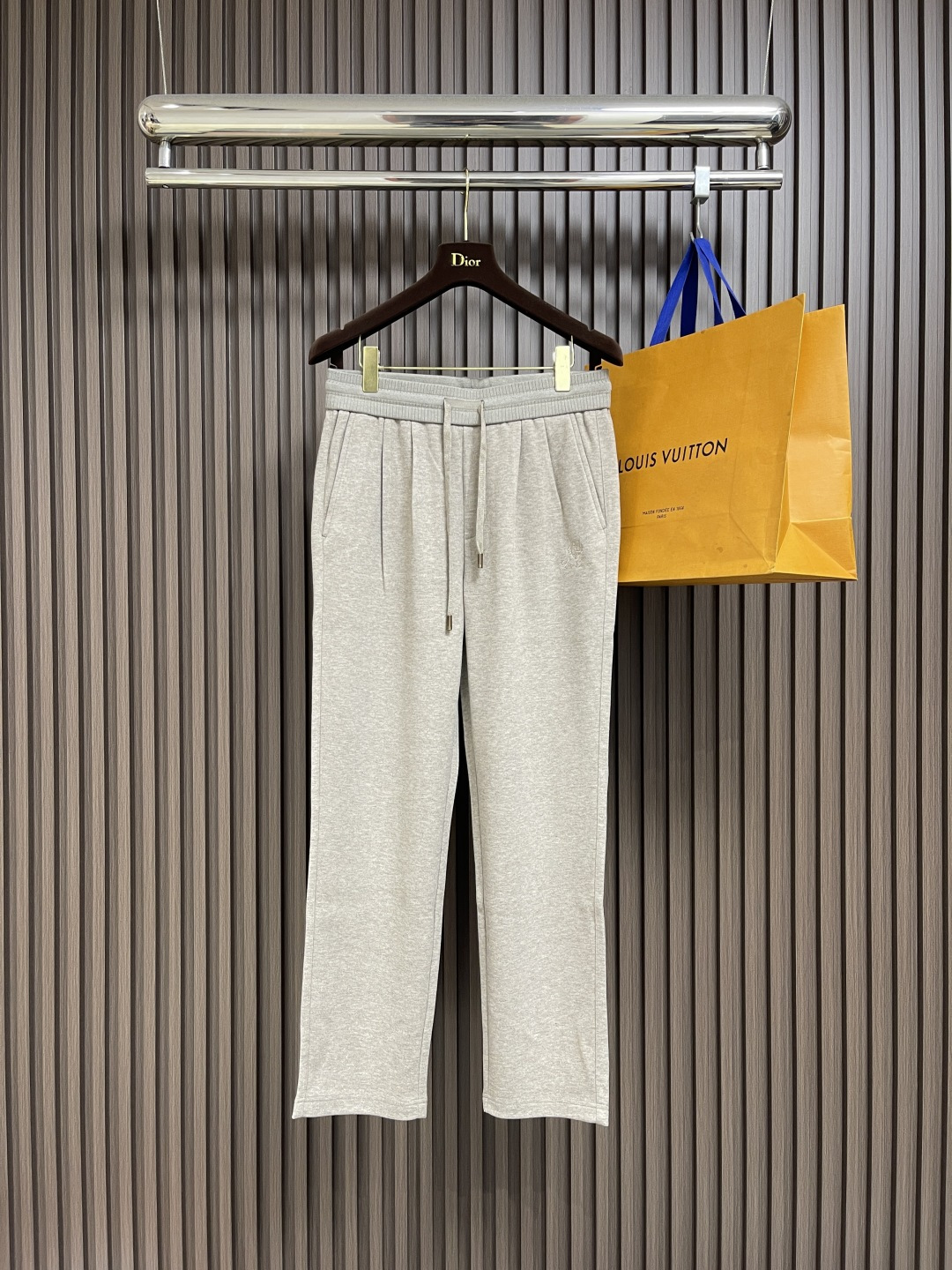 NO:538623,LP water-washed casual hardware logo casual pants, neat cut visible to the naked eye, straight slim-fit pants, fixed woven and dyed fabric!  The lines are compact and neat, and the customer supplies customized hardware and logo carvings. The upper body is not picky!  Size M-3XL M size hip circumference 99cm waist circumference 75-79 elastic trousers length 100cm L size hip circumference 104cm waist circumference 80-84 elastic trousers length 101cm XL size hip circumference 109cm waist circumference 85-89 elastic trousers length 102cm 2XL size hip circumference 114cm waist circumference 90-94 elastic trousers length 103cm 3XL size hip circumference 119cm waist circumference 95-99 elastic trousers length 104cm, loro piana, alexander wang19860909LP 水洗休闲五金标识休闲裤 肉眼可见的利落裁剪,直筒修身款裤型,定织定染布面！密实齐整走线,客供定制五金并有logo雕刻,上身不挑人！尺码M-3XL M码臀围99cm 腰围75-79弹力 裤长100cm L码臀围104cm 腰围80-84弹力 裤长101cm XL码臀围109cm 腰围85-89弹力 裤长102cm 2XL码臀围114cm 腰围90-94弹力 裤长103cm 3XL码臀围119cm 腰围95-99弹力 裤长104cm,,loro piana,alexander wang,Men's clothing