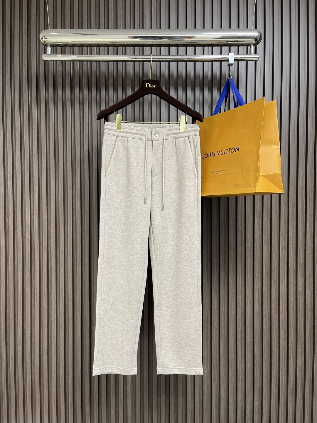 NO:539567,LP Loropiana 2025SS fall and winter new men's casual pants, a high-end quality choice, a versatile trousers with elastic waist drawstrings, is also an indispensable matching tool in men's wardrobe, and is a practical style!  The design style of the whole line is simple and fashionable, with excellent skin-friendly value, easy to wear, and full of detail!  This trouser is made of high-quality cotton fabric tarted vertical texture. The fabric is comfortable, soft and delicate, and has a good vertical feeling. The surface is shiny and clear texture, which looks very textured and has a full sense of fine charm. The first-class and exquisite straight-fitting style is cut, the line is delicate, smooth and neat, and the casual and casual pants look good no matter how you match it!  Size M-3XL M size hip circumference 99cm waist circumference 75-79 elastic trousers length 100cm L size hip circumference 104cm waist circumference 80-84 elastic trousers length 101cm XL size hip circumference 109cm waist circumference 85-89 elastic trousers length 102cm 2XL size hip circumference 114cm waist circumference 90-94 elastic trousers length 103cm 3XL size hip circumference 119cm waist circumference 95-99 elastic trousers length 104cm, loro piana,loro piana,alexander wang19860909LP Loropiana 2025SS秋冬新款男士休闲裤,高端品质之选,一款松紧腰抽绳休闲兼备的百搭裤装,也是男士衣橱里不可缺少的搭配神器,属于实穿型的式！整条的设计风格简洁时尚,亲肤值优越,穿着方便,细节感十足！此款裤装采用优质棉面料订织竖纹纹理制作而成,面料舒服,手感柔软细腻,有着很好的垂直感,表面亮泽清晰的纹理,看上去非常有质感,细级韵味十足.一流精湛的直筒版型裁剪,走线细致平顺工整,休闲随意怎么搭配都好看的裤装！尺码M-3XL M码臀围99cm 腰围75-79弹力 裤长100cm L码臀围104cm 腰围80-84弹力 裤长101cm XL码臀围109cm 腰围85-89弹力 裤长102cm 2XL码臀围114cm 腰围90-94弹力 裤长103cm 3XL码臀围119cm 腰围95-99弹力 裤长104cm,,loro piana,loro piana,alexander wang,Men's clothing