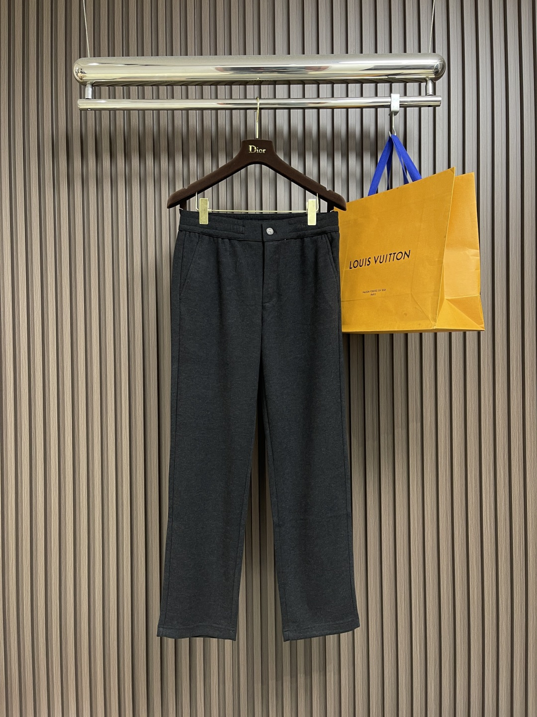 NO:538629,Ermenegildo Zegna 2025SS Early Autumn Men's Straight-Line Casual Pants!  A brand dedicated to men's ready-to-wear!  !  Focus is better. The most practical and graded fabric of Zenia combines breathability and comfort!  Men's casual hoodies. The pants are commuting styles, with Italian top designer tailoring styles, slim and stylish without being tight, and fitting tailoring fits the human body design!  Comfortable feel, full of high-end feel, and the elastic effect is quite in place. You won’t worry about the embarrassing situation caused by the tightness of the fabric when squatting down casually!  Size M-3XL M size hip circumference 99cm waist circumference 75-79 elastic trousers length 100cm L size hip circumference 104cm waist circumference 80-84 elastic trousers length 101cm XL size hip circumference 109cm waist circumference 85-89 elastic trousers length 102cm 2XL size hip circumference 114cm waist circumference 90-94 elastic trousers length 103cm 3XL size hip circumference 119cm waist circumference 95-99 elastic trousers length 104cm, zegna,alexander wang19860909Ermenegildo Zegna 2025SS 早秋男士直筒休闲裤！ 一个致力于男士成衣的品牌！！专注才更好,杰尼亚最实用也是最具有档次的面料,集透气性与舒适性为一体！男士休闲卫裤.裤类属通勤款,意大利顶级设计师剪裁版型,修身有型又不至于紧身,合身剪裁贴合人体设计！ 手感舒适 高级感十足,弹力效果也是相当到位,随意的蹲下都不会担心面料的紧绷造成的尴尬情况！尺码M-3XL M码臀围99cm 腰围75-79弹力 裤长100cm L码臀围104cm 腰围80-84弹力 裤长101cm XL码臀围109cm 腰围85-89弹力 裤长102cm 2XL码臀围114cm 腰围90-94弹力 裤长103cm 3XL码臀围119cm 腰围95-99弹力 裤长104cm,,zegna,alexander wang,Men's clothing