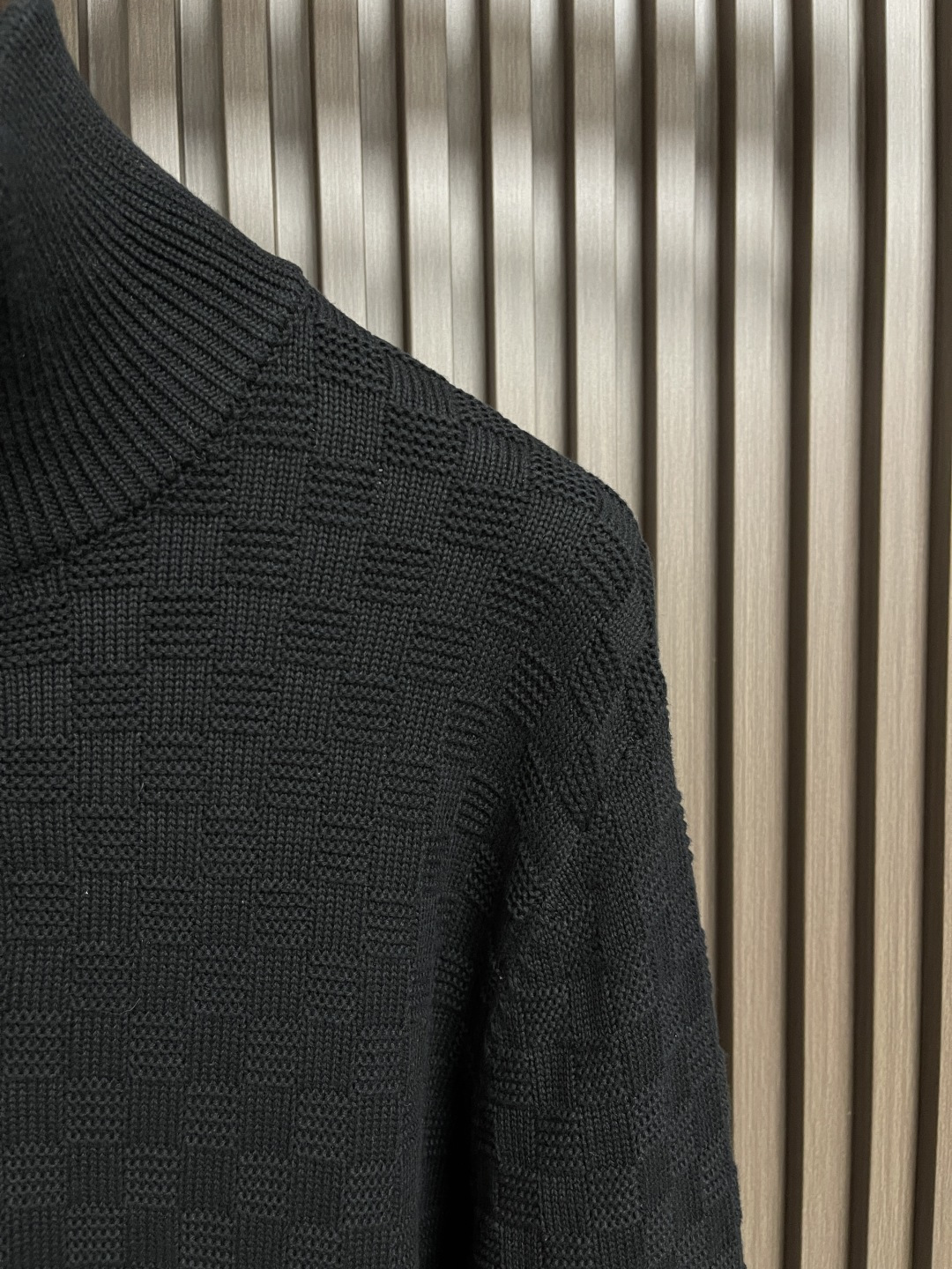 🛒🛒LV 半拉练棋盘格针织套头毛衣，采用原版一致重磅纯棉材质，双股进线，每一个颜色都是要去单独开缸定染，