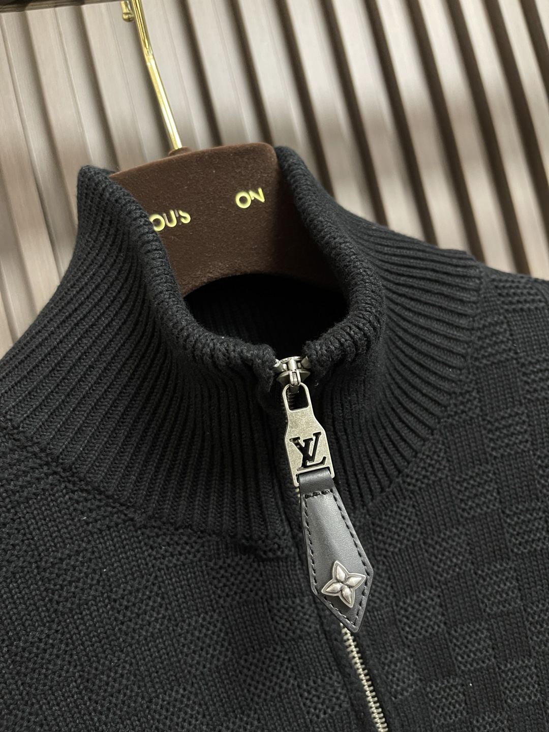 🛒🛒LV 半拉练棋盘格针织套头毛衣，采用原版一致重磅纯棉材质，双股进线，每一个颜色都是要去单独开缸定染，