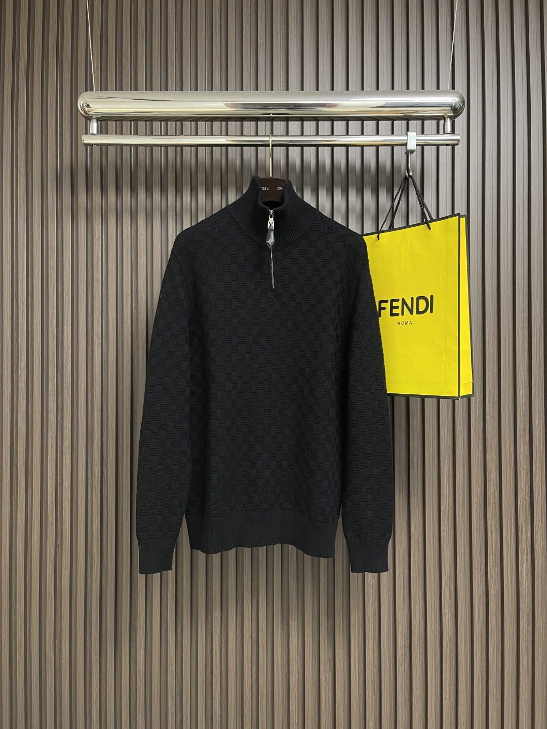 NO:530103,LV semi-pull training chessboard knitted pullover sweater, using original consistent heavy pure cotton material, double strand thread, each color needs to be opened separately to be dyed separately, weaving requires imported Stor 16-needle machine, embroidery adopts Bellingda embroidery technology, and the details are restored consistently. Custom dyeing does not have any color difference and size alignment. Craftsmanship is perfectly restored, three standards are complete, customized auxiliary materials. Size S-XL,,louis vuitton, sweaters, alexander wang19860909LV 半拉练棋盘格针织套头毛衣,采用原版一致重磅纯棉材质,双股进线,每一个颜色都是要去单独开缸定染,织造需要进口斯托尔16针机器,刺绣采用百灵达刺绣工艺,细节还原一致.定制定染无任何色差大小对位.匠心工艺完美还原,三标齐全,定制辅料.尺码S-XL,,louis vuitton,sweaters,alexander wang,Men's clothing