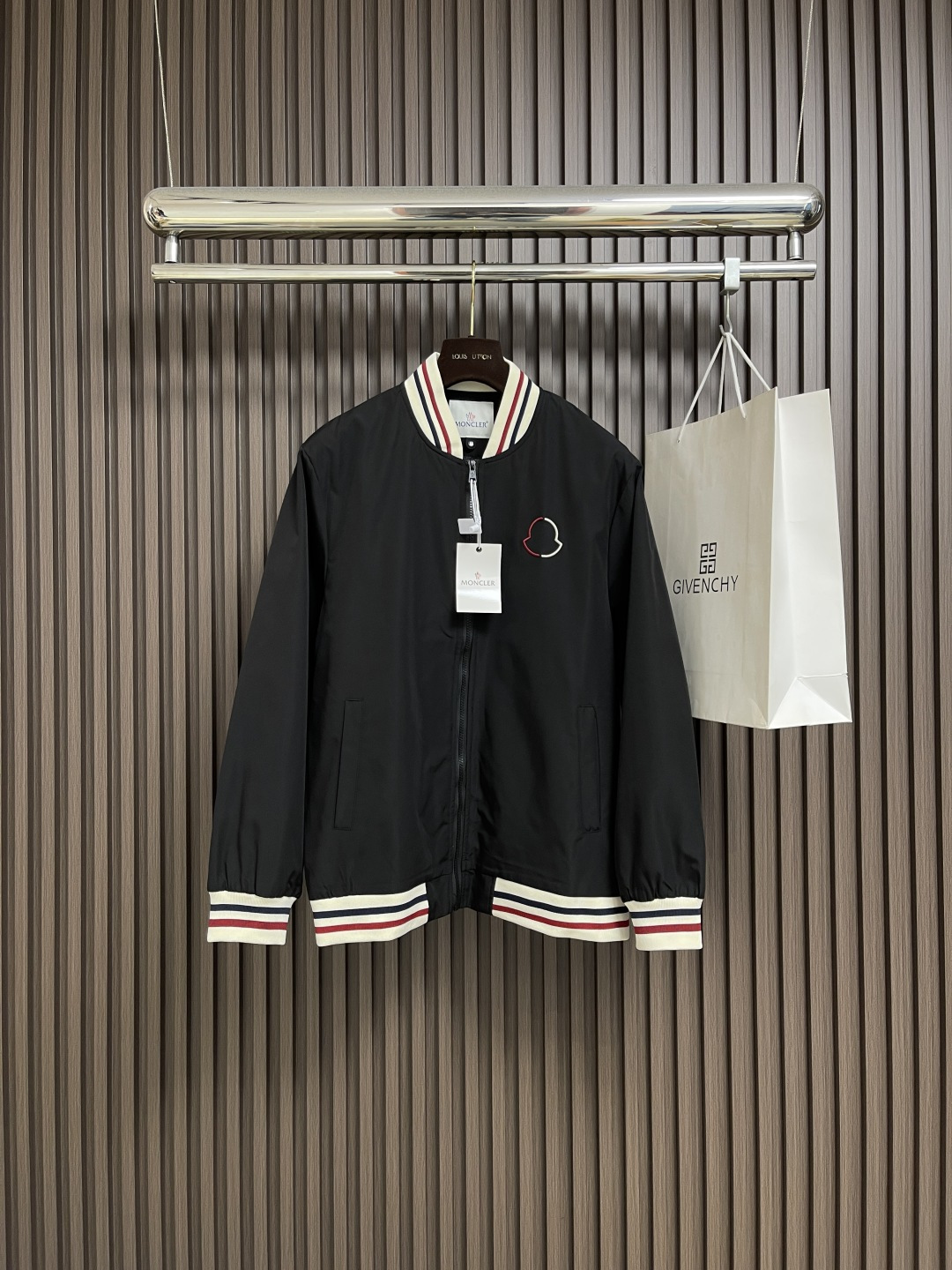 NO:537625,Moncler Small-label striped webbing baseball uniform zipper jacket on the chest, super soft vinegar fiber craft fabric, delicate and soft inner layer, fashionable and smooth drooping, loose style + simple embroidery logo design, easy and comfortable to match various figures and styles. Selected high-quality fabrics, texture online, fashionable and warm outfit. Size S-XL,, jackets & coats, alexander wang19860909moncler 胸前小标条纹织带棒球服拉链外套,外层超柔聚醋纤维工艺面料 内层细腻柔软外观时尚顺滑垂感 宽松版型＋简约刺绣标设计,轻松舒适配各种身材与风格.精选优质面料,质感在线 穿搭时髦又保暖.尺码S-XL,,jackets & coats,alexander wang,Men's clothing