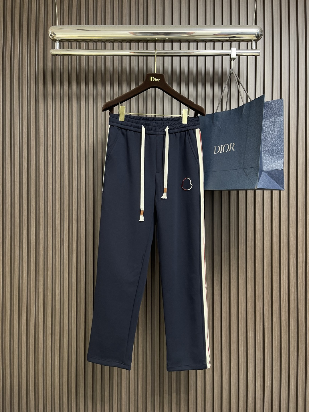 NO:537630,MONCLER Embroidered small-mark side webbing straight-leg pants, fixed woven 420g yarn, grey cloth washing feel, cloth surface, drape feeling up to 380g, same-cage dyed fabric fixed color and dye, printed burrs without burrs, uniform pulling waistline, domestic double-needle machine modified honing thread!  It looks simple, with many small details!  Size S-XL, alexander wang19860909MONCLER 刺绣小标侧边织带直筒裤,定织420g纱线,坯布水洗手感、布面、垂感达380g,同缸染色面料定色定染,印花无毛边 还原一致拉腰线,国内双针机器改装珩线！看似简单的款式,小细节特多！尺码S-XL,,alexander wang,Men's clothing