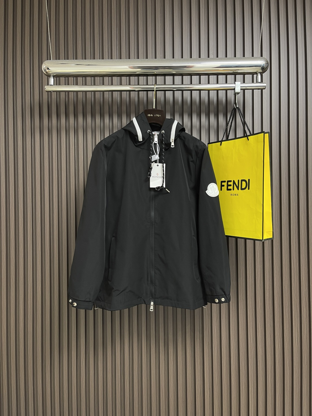 NO:526964,Moncler zipper hooded jacket windbreaker, hiding zipper design, excellent breathability. Brand letter zipper, wearing a small-mouthed belt, hooded design windbreaker jacket, top body is stylish and handsome, details are perfectly reflected, three standards are complete, perfect quality. Size S-XL, Moncler, jackets & coats, hats, alexander wang19860909moncler 拉链连帽夹克风衣,可隐藏拉链设计,透气性极佳.品牌字母拉链,戴蒙口小标带,连帽设计风衣夹克,上身有型超帅气,细节图完美体现,三标齐全,品相完美.尺码S-XL,,Moncler,jackets & coats,hats,alexander wang,Men's clothing