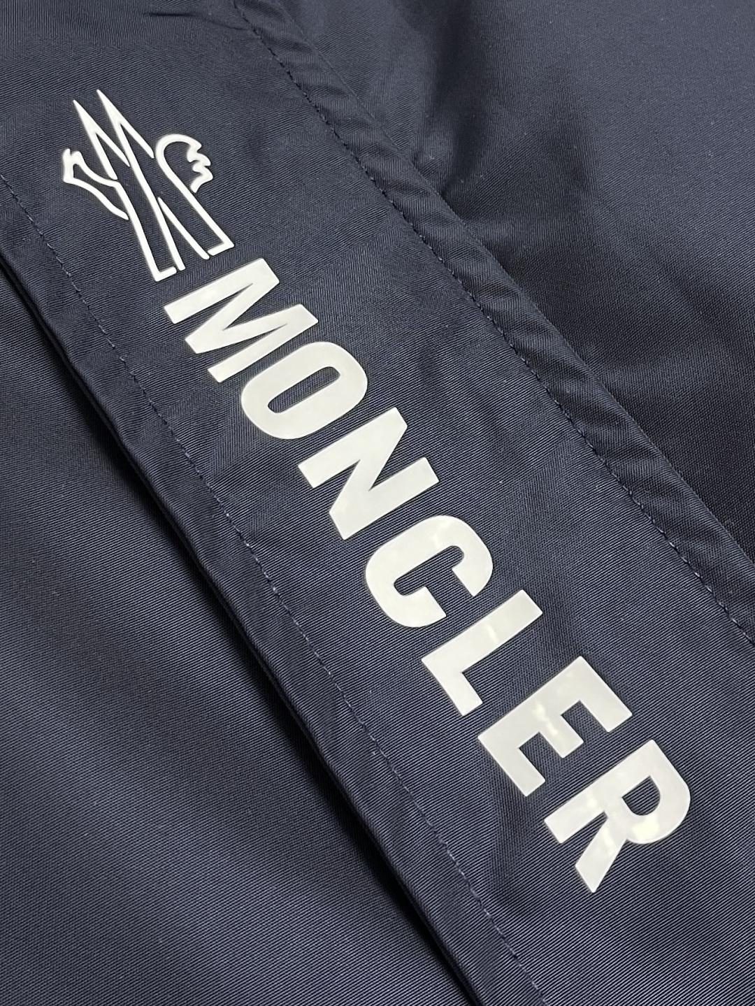 🛒🛒moncler 2025ss秋季新款拉立领夹克外套 防风面料 经典logo 设计 拉链门襟 两侧拉链