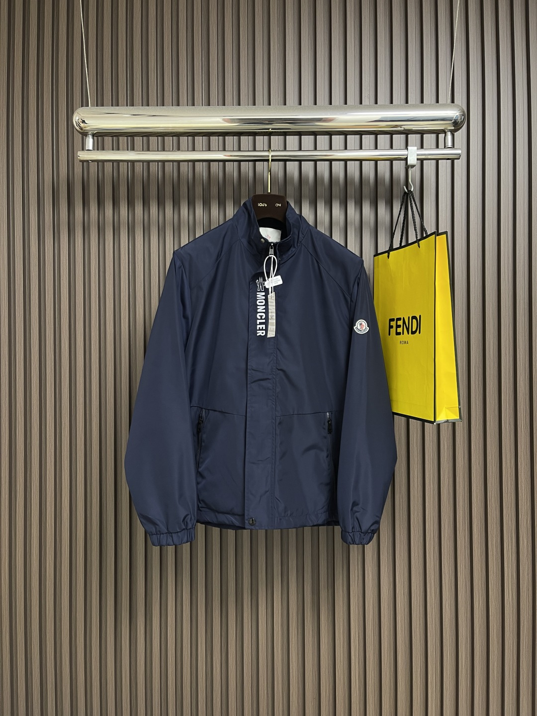 NO:529327,Moncler 2025ss Autumn new stand-up collar jacket windproof fabric classic logo design Zippered plackets on both sides Zippered pockets The fabric is light and textured, perfect details, exquisite workmanship, simple and fashionable and atmospheric, the upper body effect is particularly good, suitable for spring and autumn wear. Size S-XL,, jackets & coats, jackets & coats, alexander wang19860909moncler 2025ss秋季新款拉立领夹克外套 防风面料 经典logo 设计 拉链门襟 两侧拉链口袋 面料轻薄有质感 细节完美 做工精致 简约时尚大气 上身效果特别好 适合春秋季节穿着.尺码S-XL,,jackets & coats,jackets & coats,alexander wang,Men's clothing