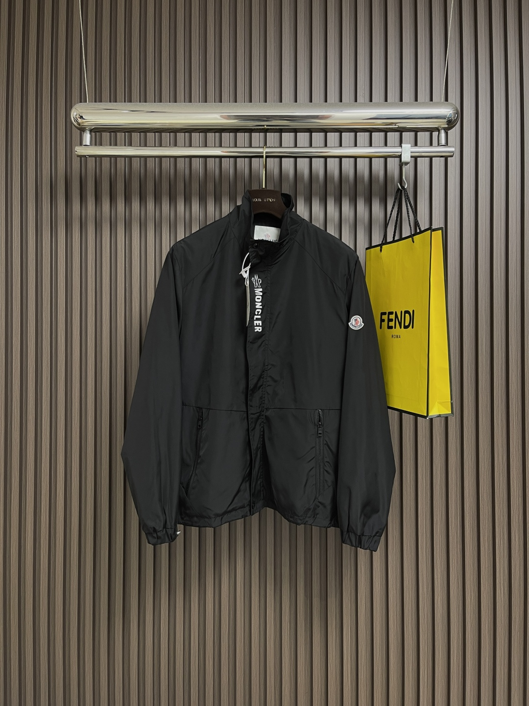 🛒🛒moncler 2025ss秋季新款拉立领夹克外套 防风面料 经典logo 设计 拉链门襟 两侧拉链