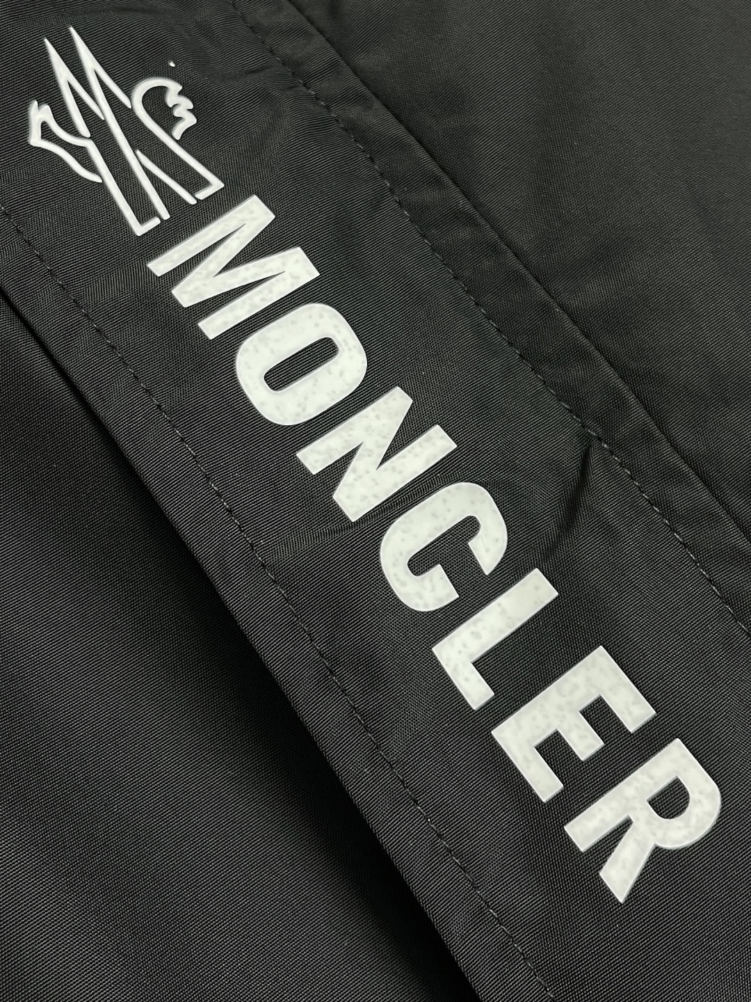 🛒🛒moncler 2025ss秋季新款拉立领夹克外套 防风面料 经典logo 设计 拉链门襟 两侧拉链