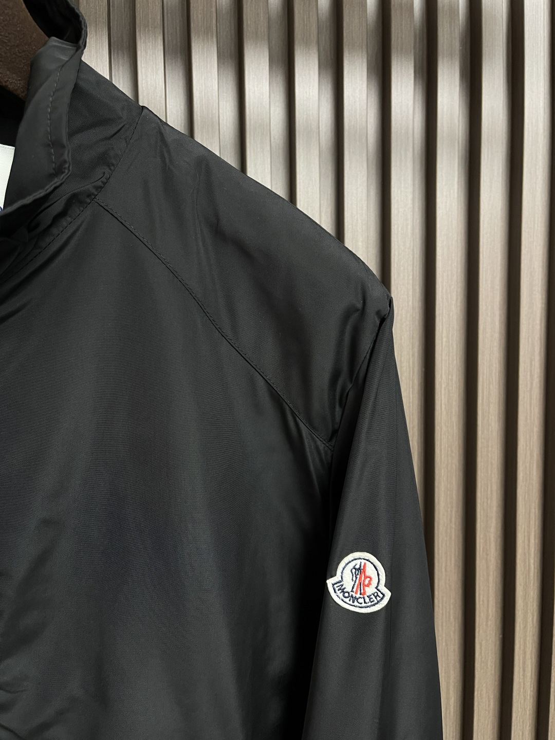 🛒🛒moncler 2025ss秋季新款拉立领夹克外套 防风面料 经典logo 设计 拉链门襟 两侧拉链